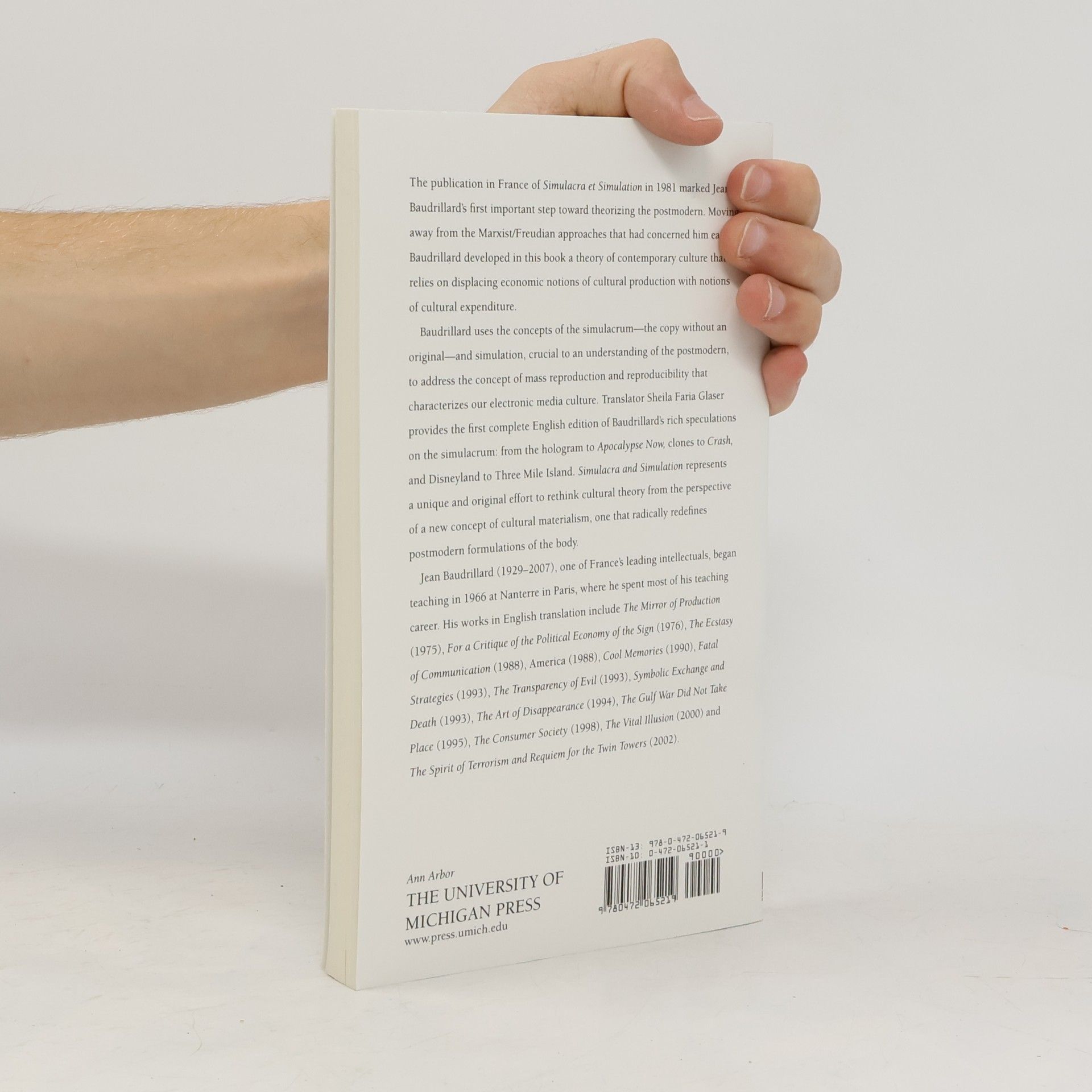 Jean Baudrillard Simulacres et simulation. Anglicky Simulacra and simulation