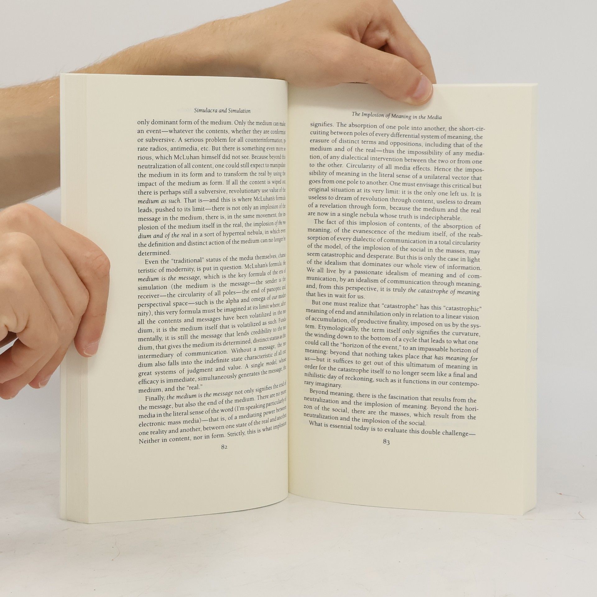 Jean Baudrillard Simulacres et simulation. Anglicky Simulacra and simulation