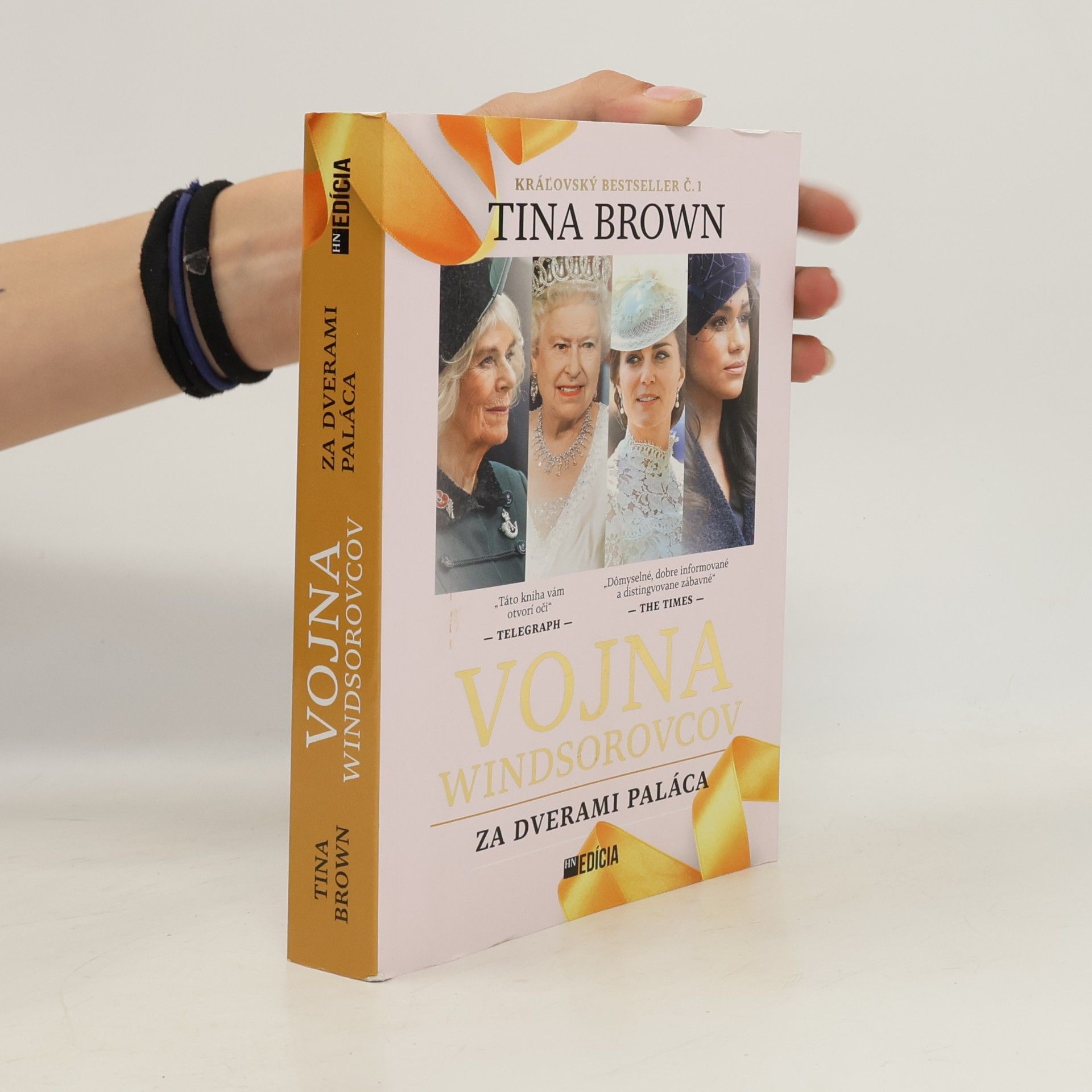 Tina Brown Vojna Windsorovcov za dverami paláca