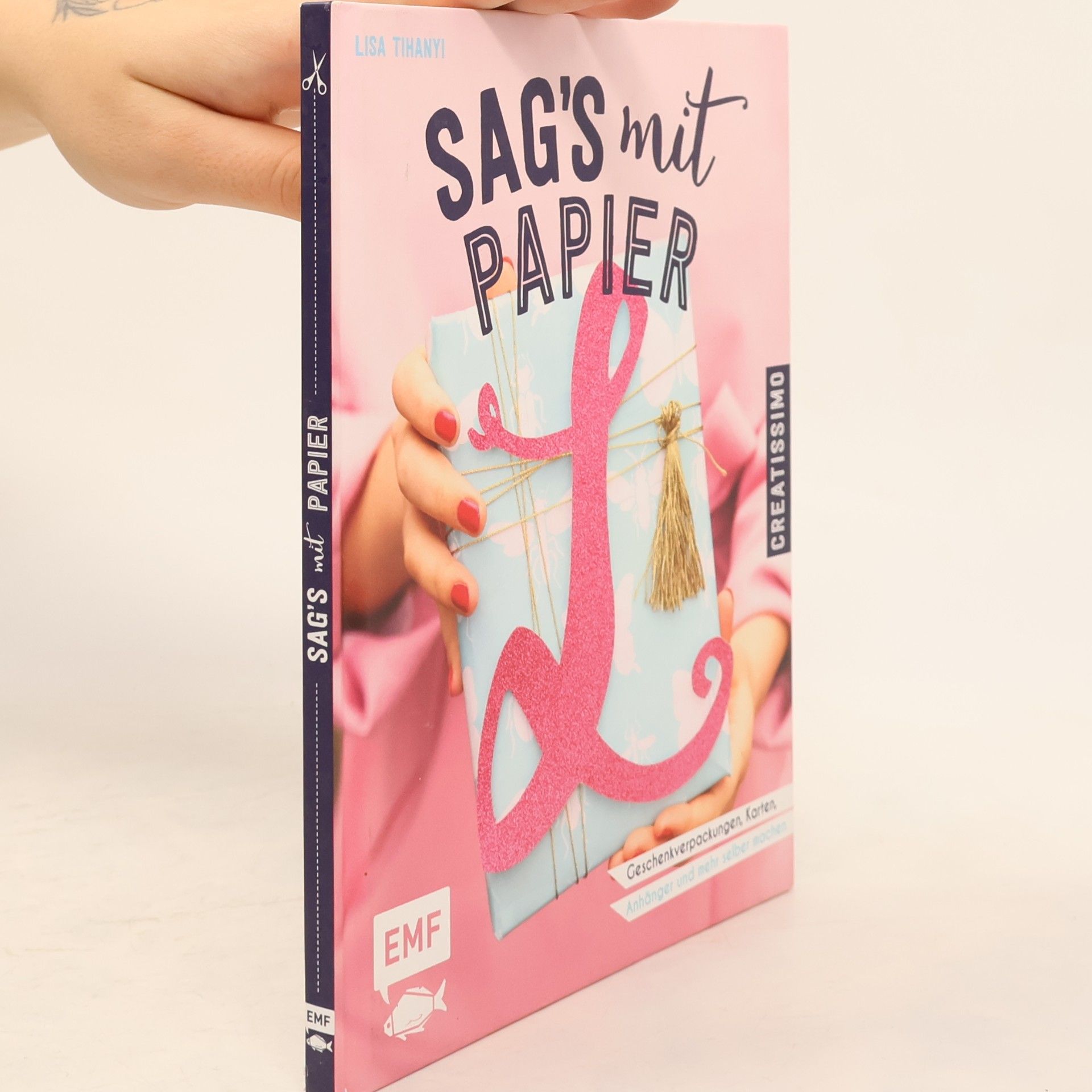 Lisa Tihanyi Sag's mit Papier