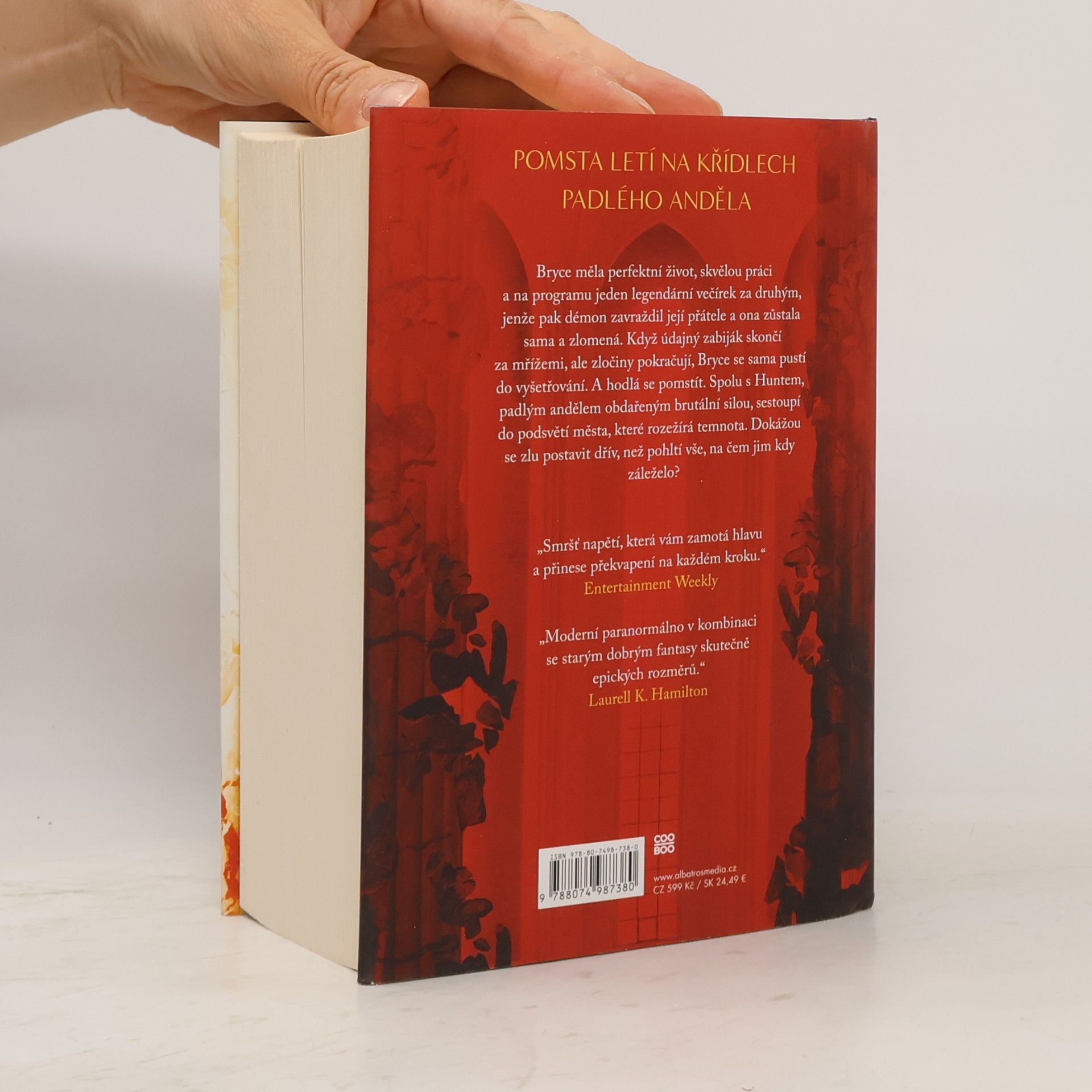 Sarah J. Maas Rod země a krve