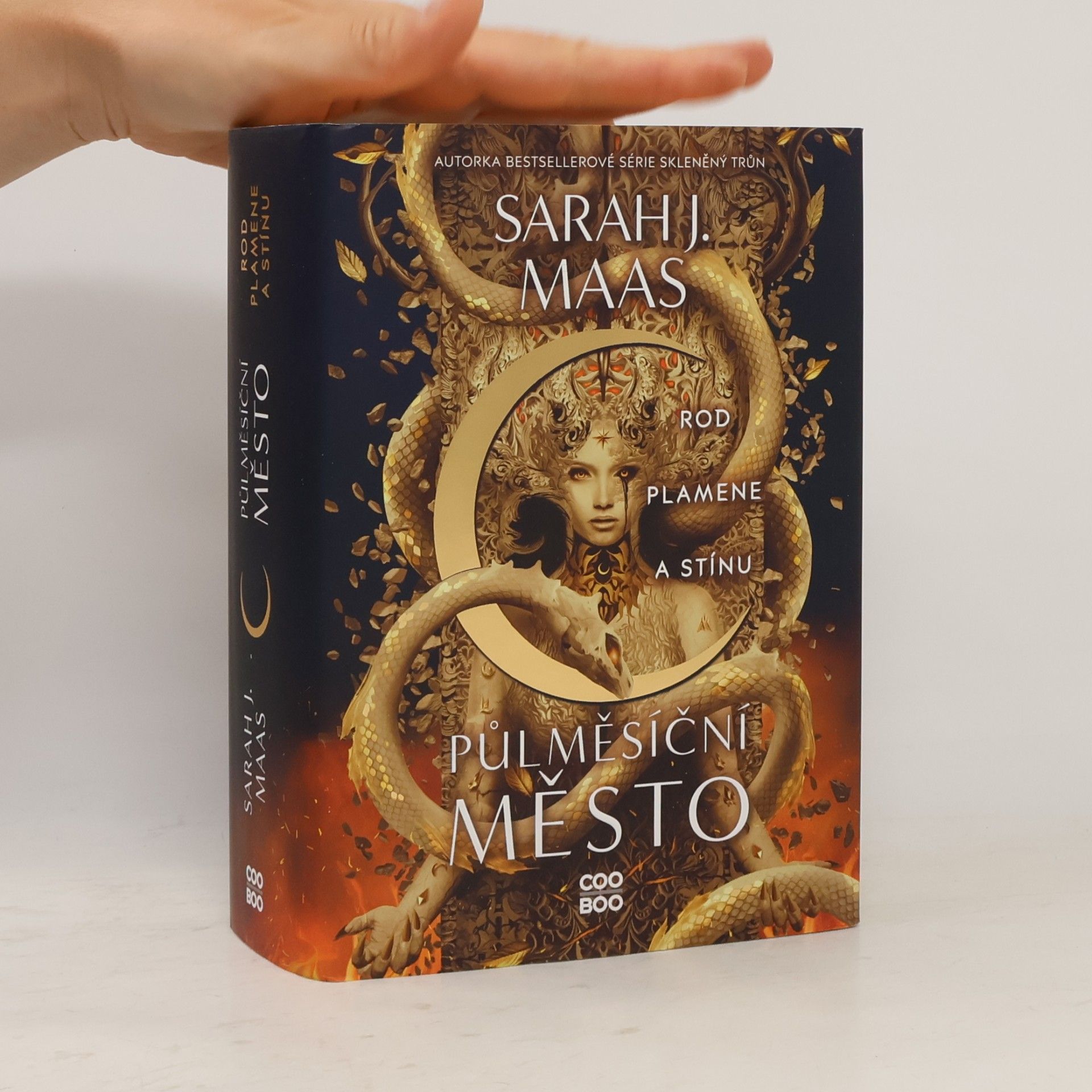 Sarah J. Maas Půlměsíční město. Rod plamene a stínu