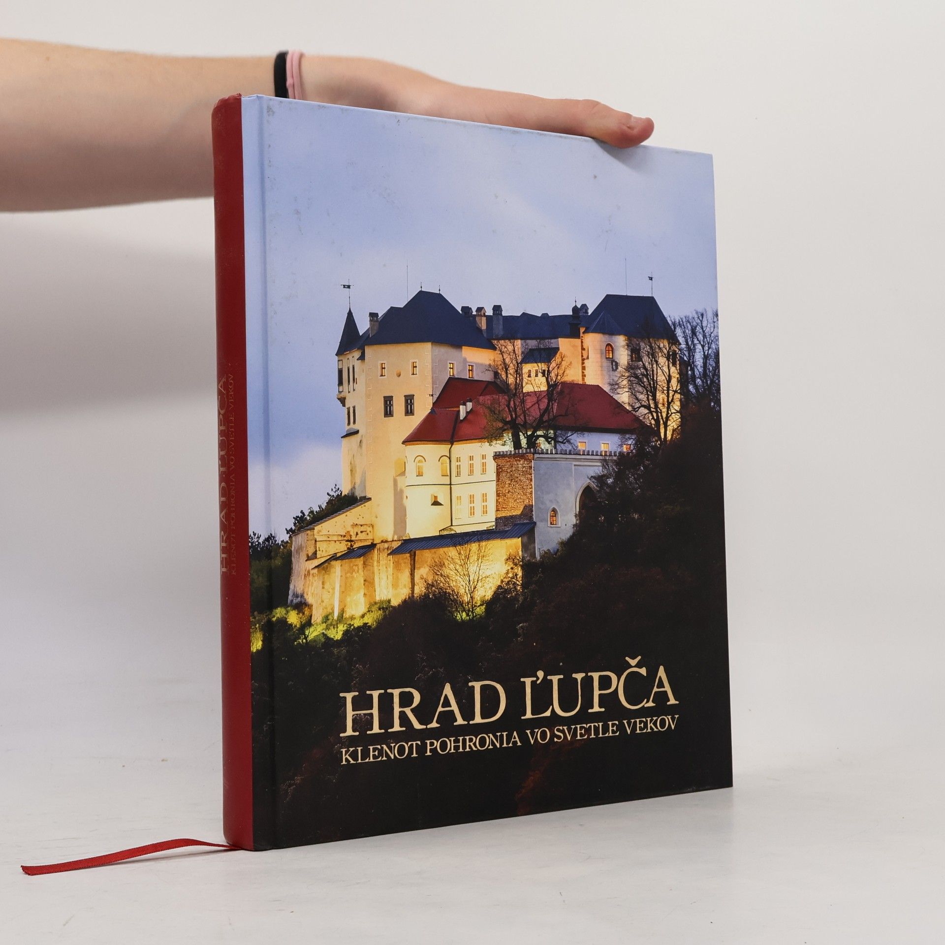 Oto Tomeček Hrad Ľupča: Klenot Pohronia vo svetle vekov