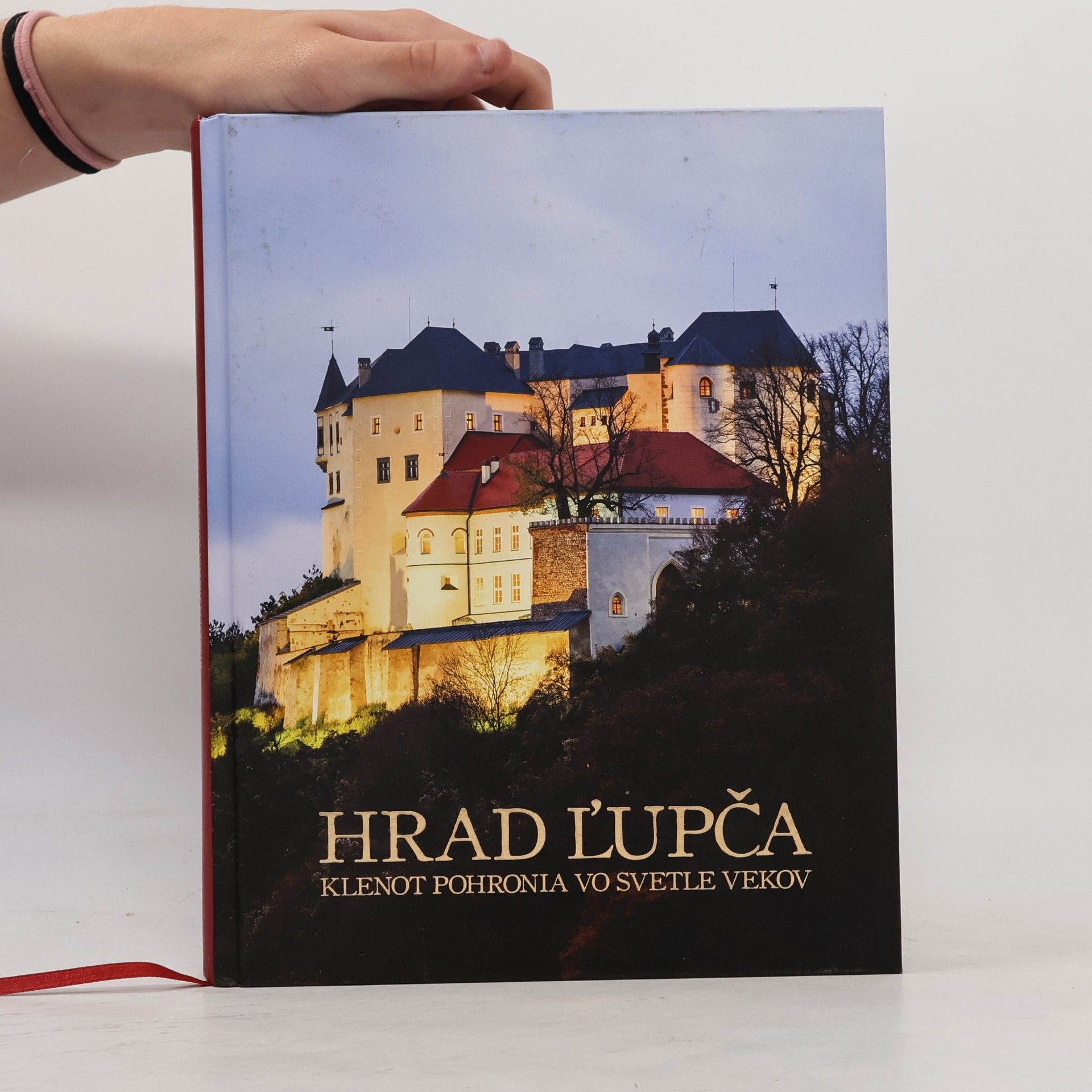 Oto Tomeček Hrad Ľupča: Klenot Pohronia vo svetle vekov