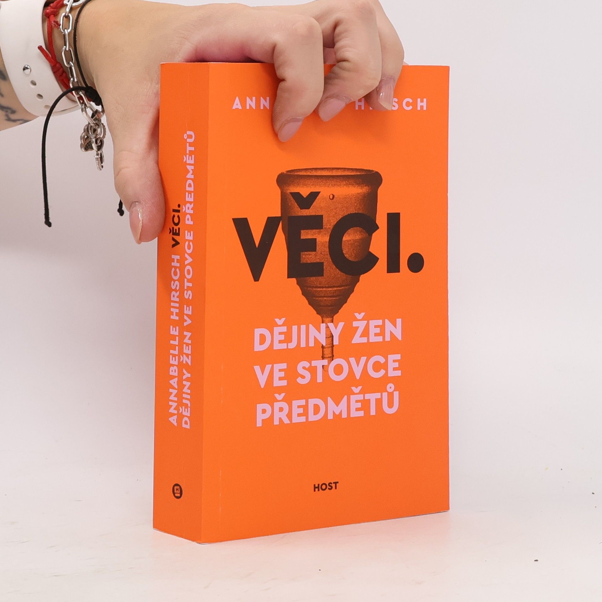Věci: Dějiny žen ve stovce předmětů