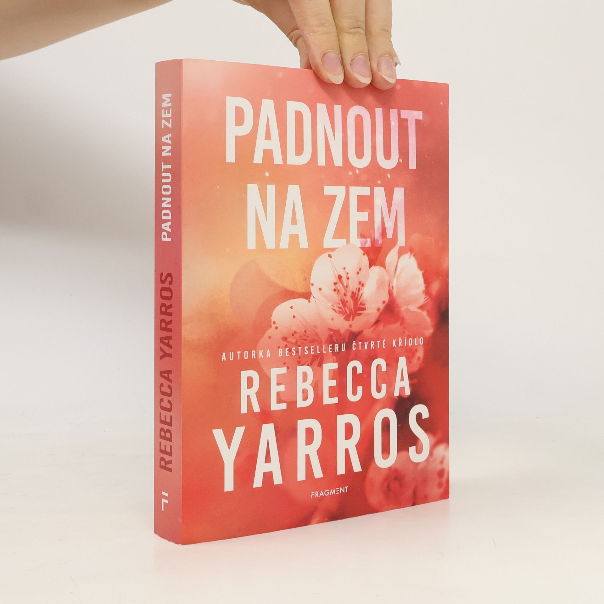 Rebecca Yarros Padnout na zem