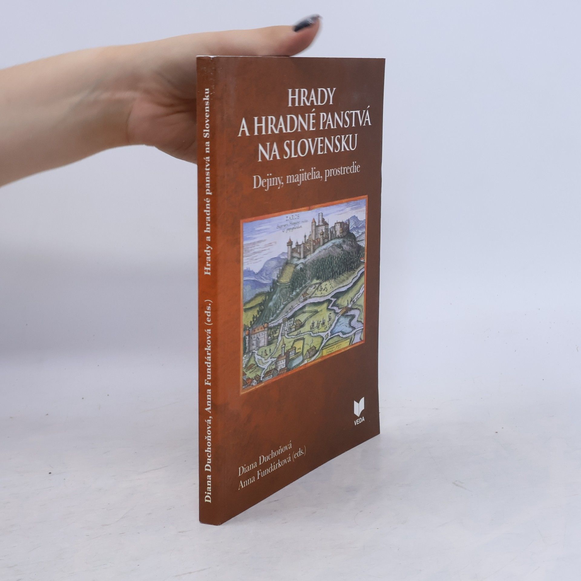 Diana Duchoňová Hrady a hradné panstvá na Slovensku: Dejiny, majitelia, prostredie