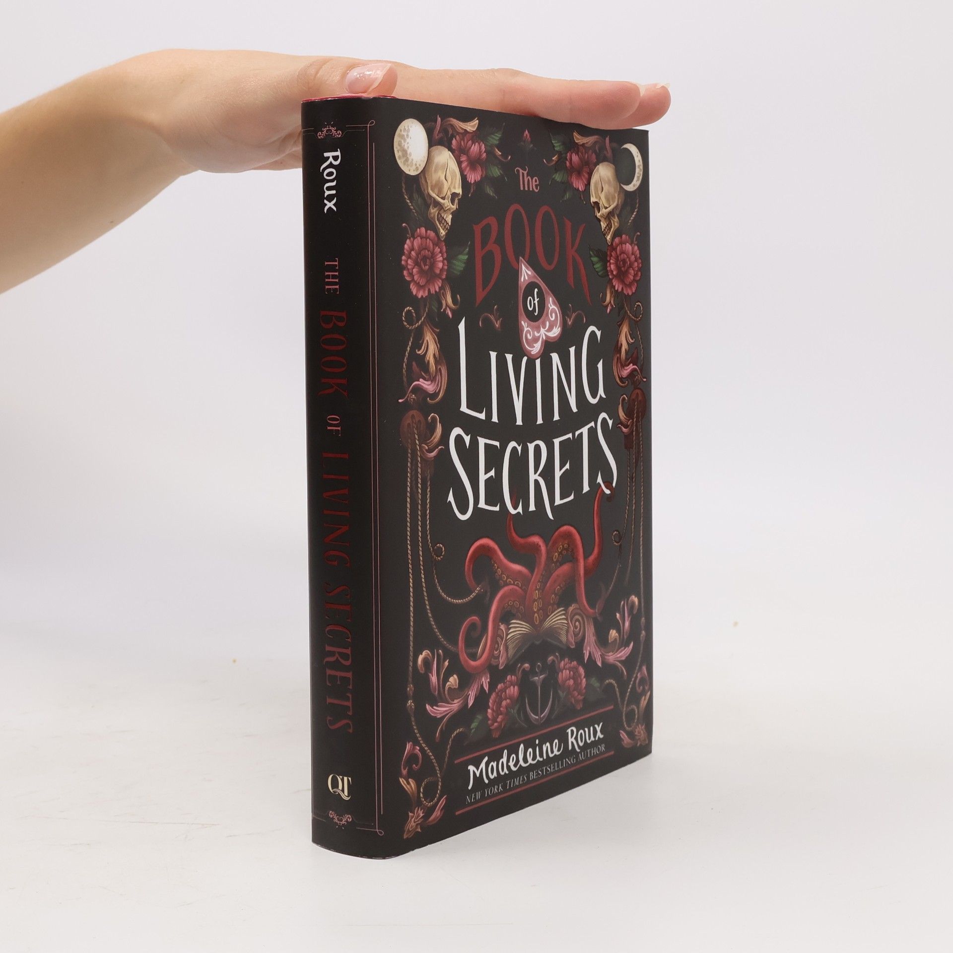 Madeleine Roux The Book of Living Secrets