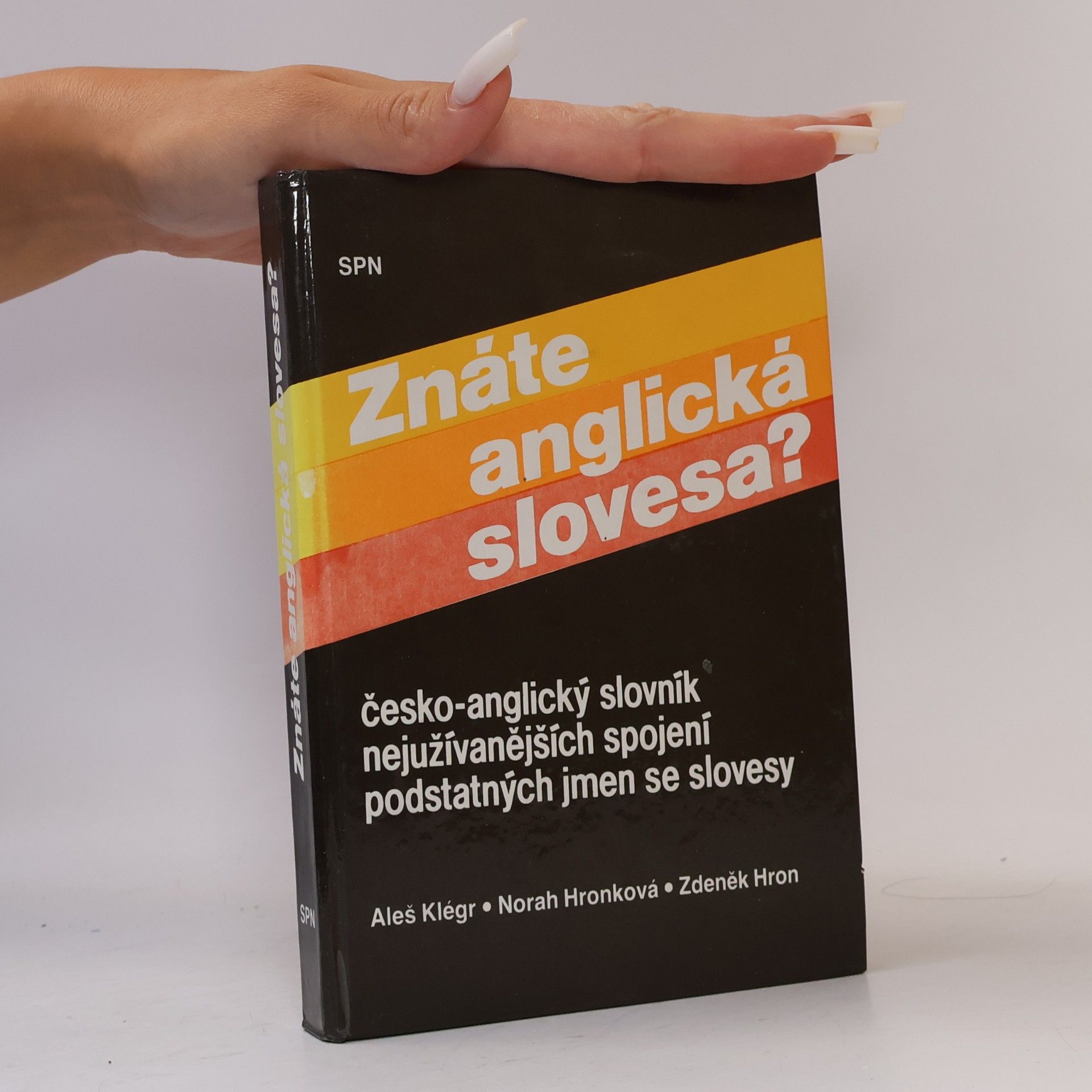 Norah Hronková Znáte anglická slovesa? : Česko-anglický slovník nejužívanějších spojení podstatných jmen se slovesy