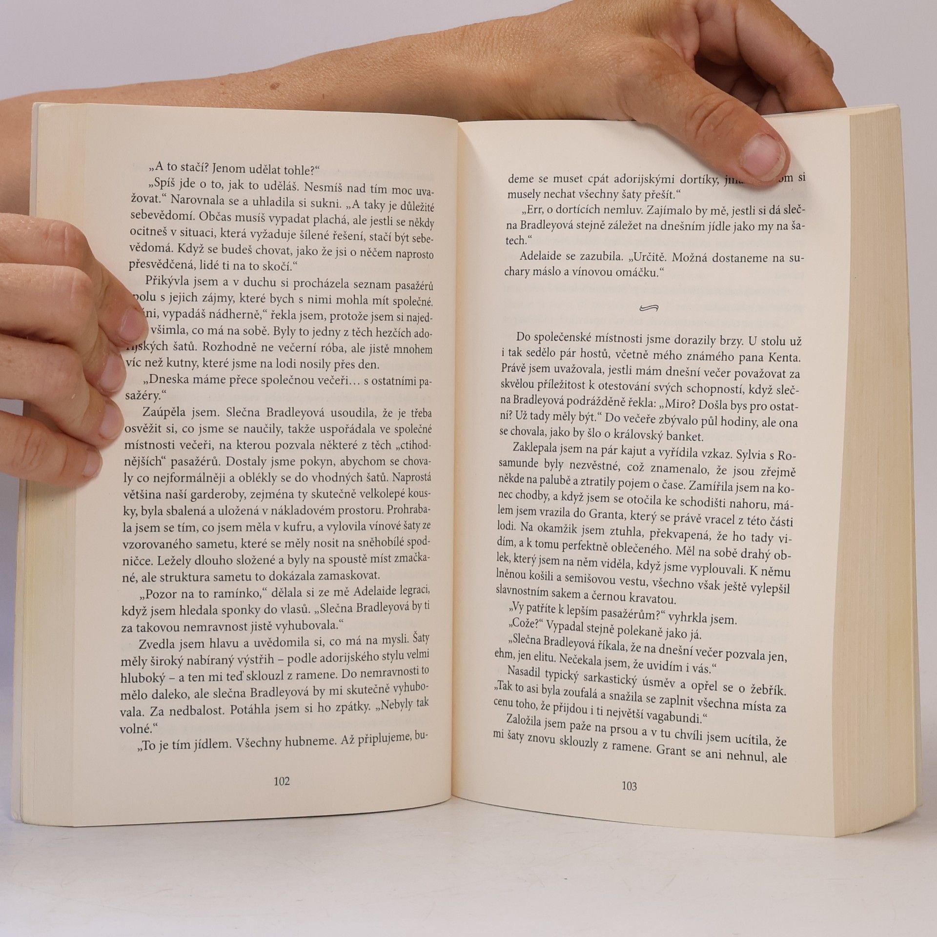Richelle Mead Půlnoční klenot. Třpytný dvůr 2. díl