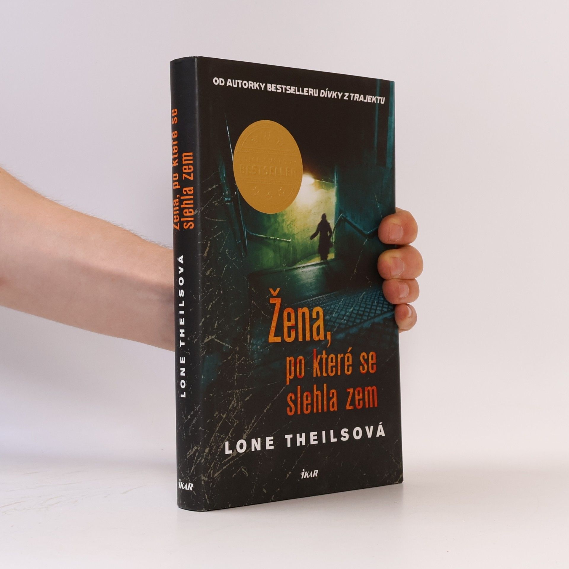 Lone Theils Žena, po které se slehla zem