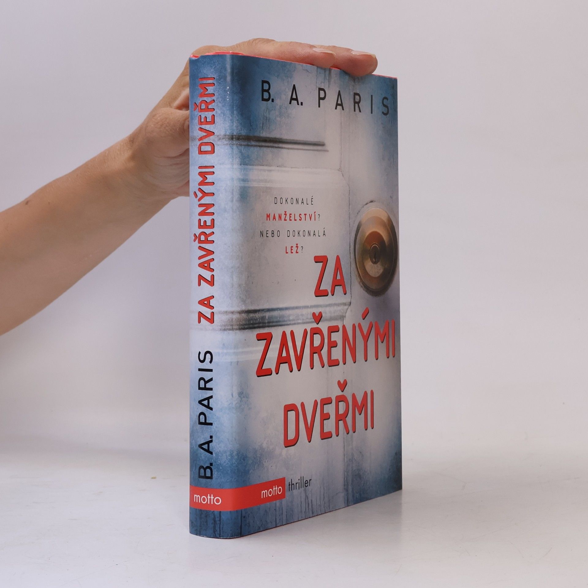B.A. Paris Za zavřenými dveřmi