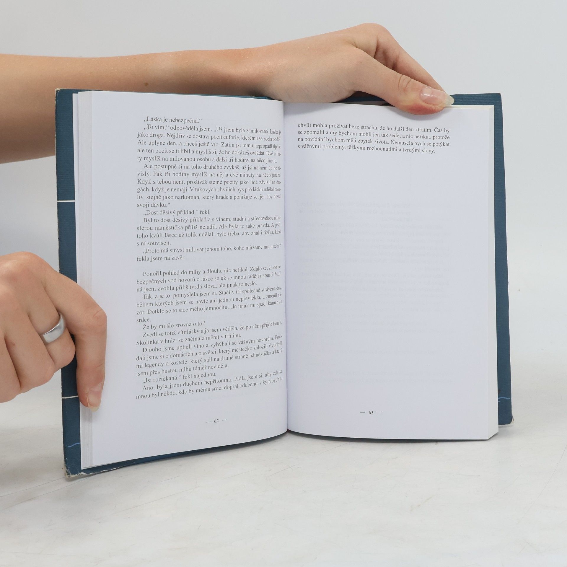 Paulo Coelho U řeky Piedra jsem usedla a plakala