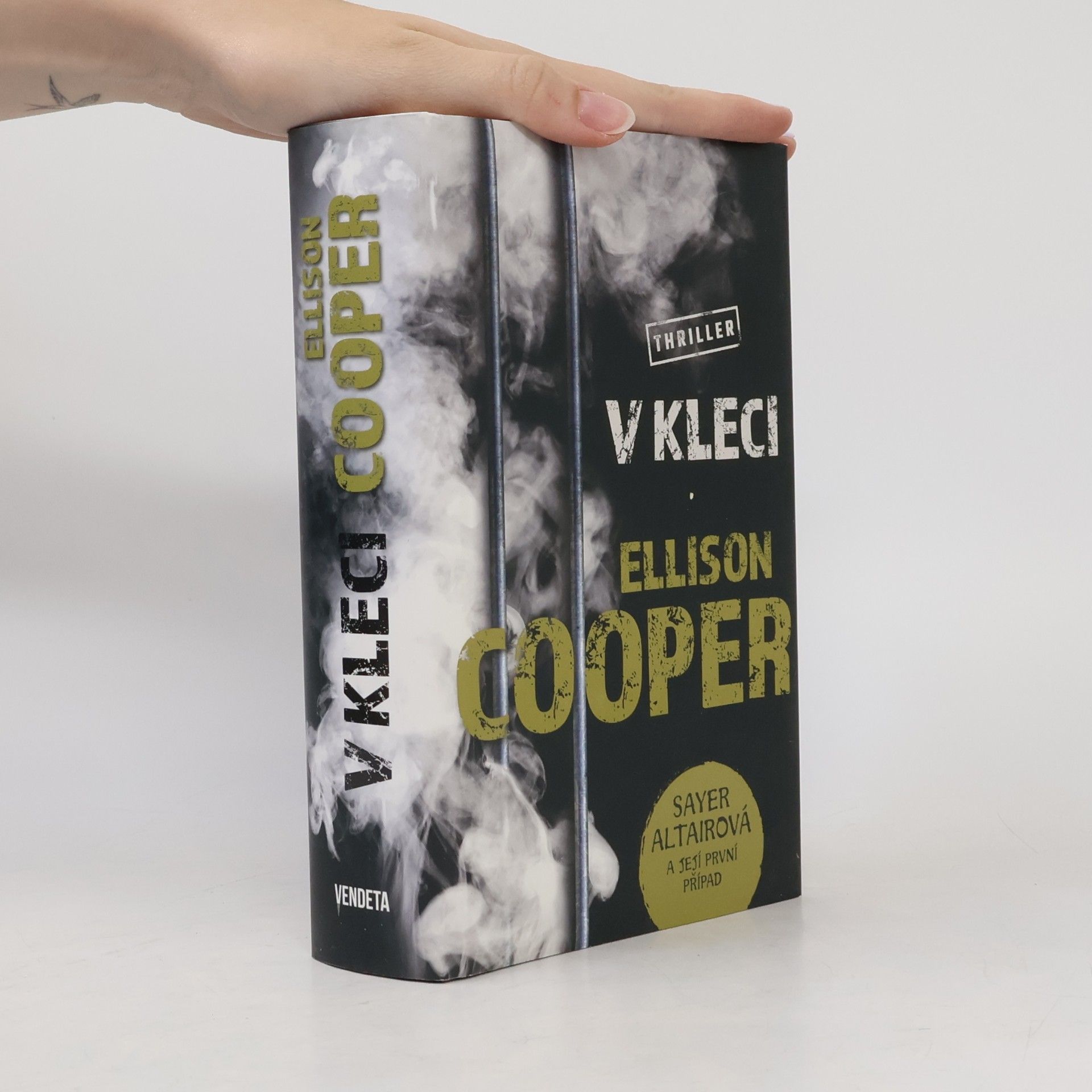 Ellison Cooper V kleci
