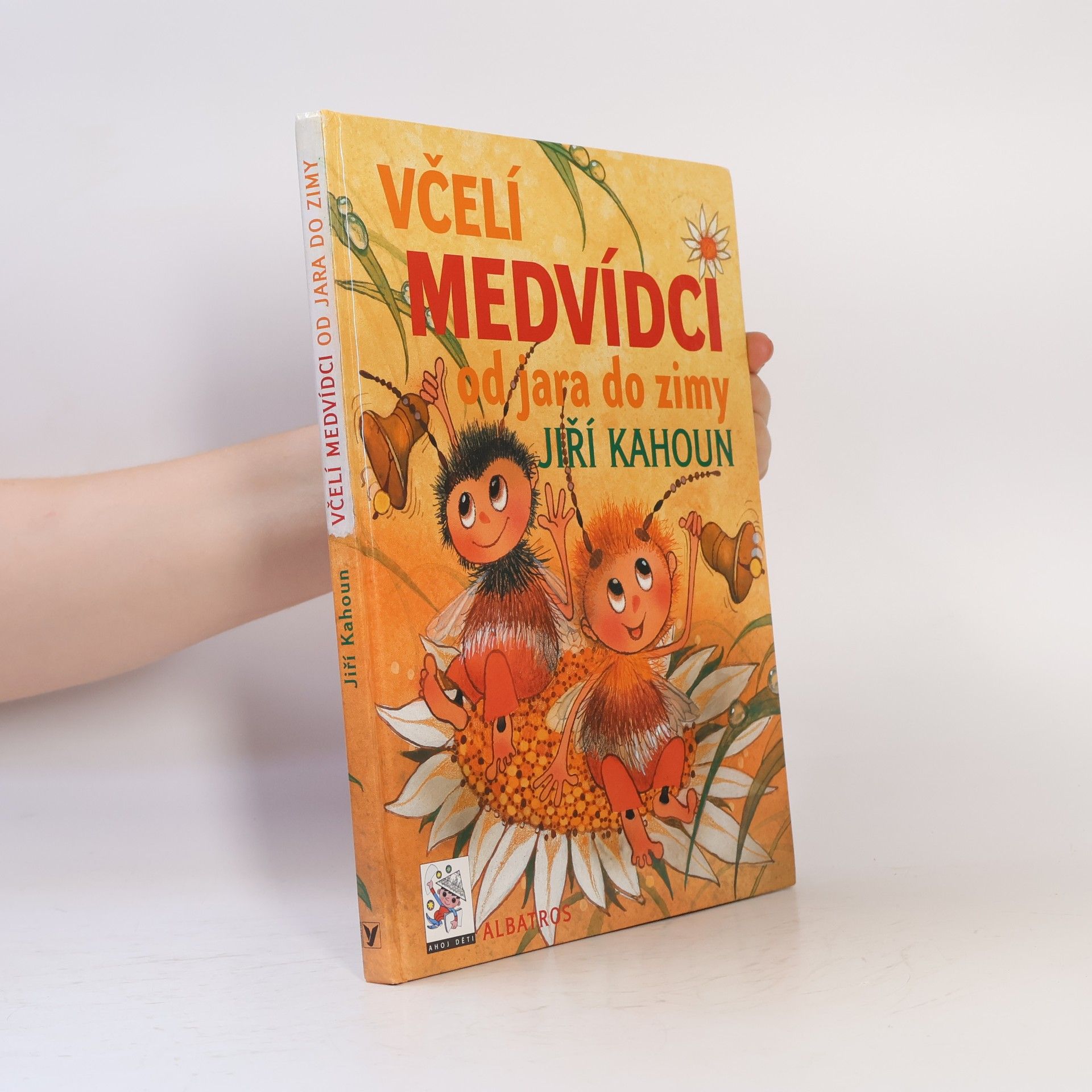 Jiří Kahoun Včelí medvídci od jara do zimy