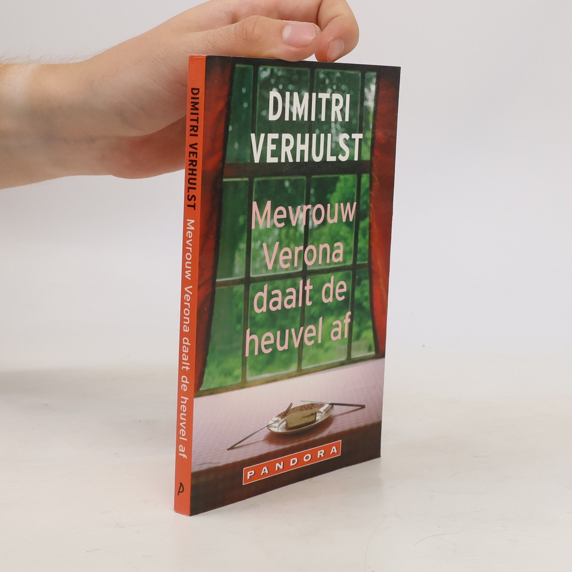 Mevrouw Verona daalt de heuvel af