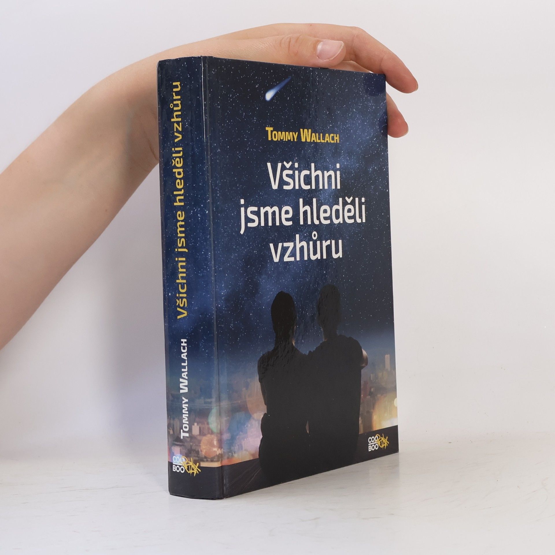 Tommy Wallach Všichni jsme hleděli vzhůru