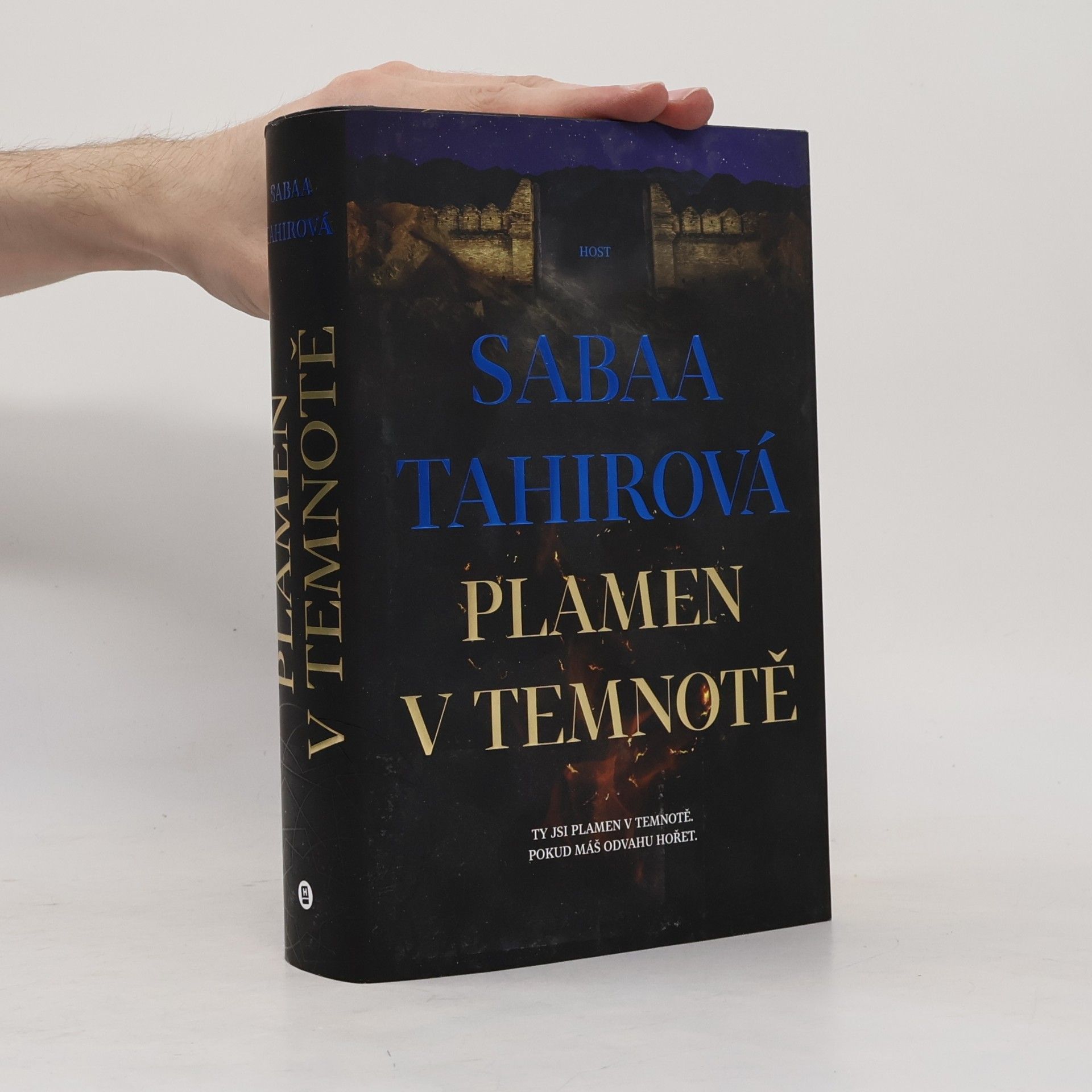 Sabaa Tahir Plamen v temnotě