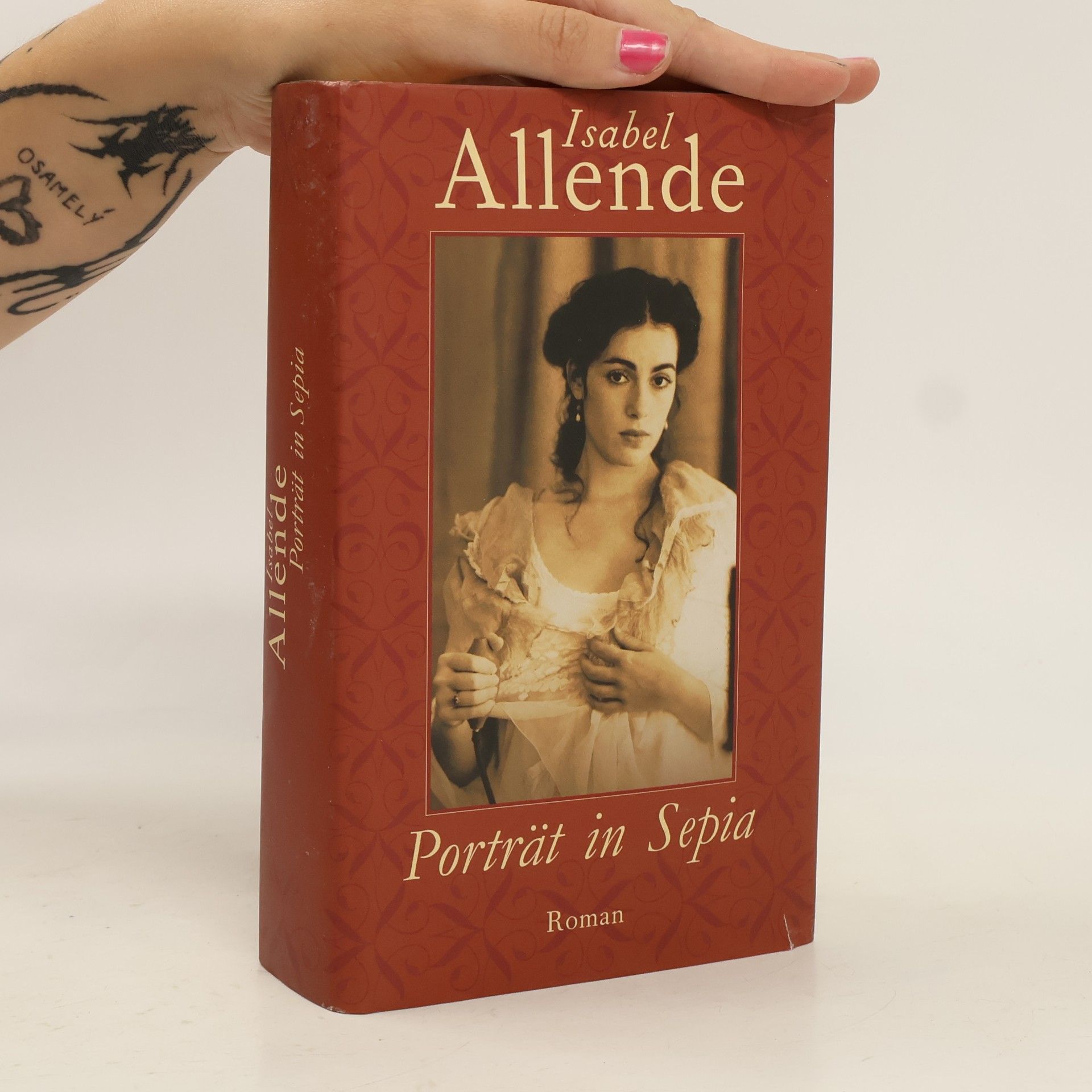 Isabel Allende Porträt in Sepia