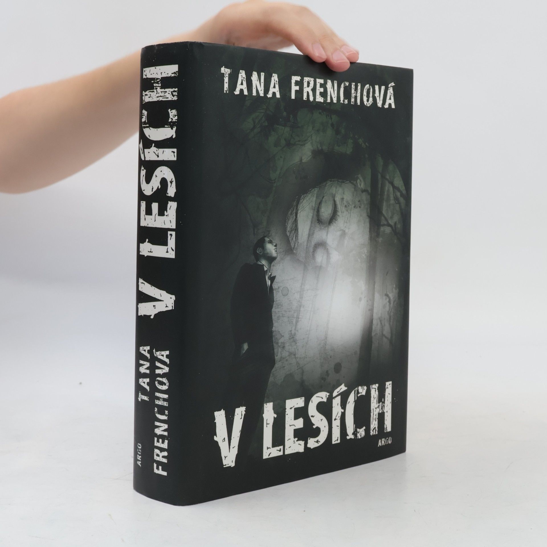 Tana French V lesích
