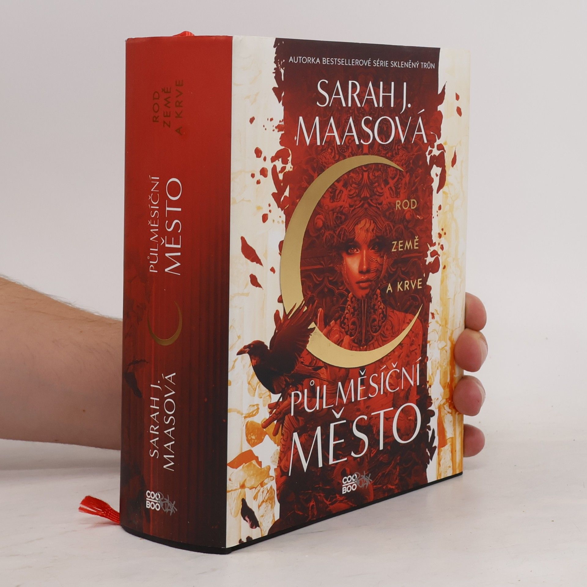 Sarah J. Maasová Půlměsíční město. Rod země a krve
