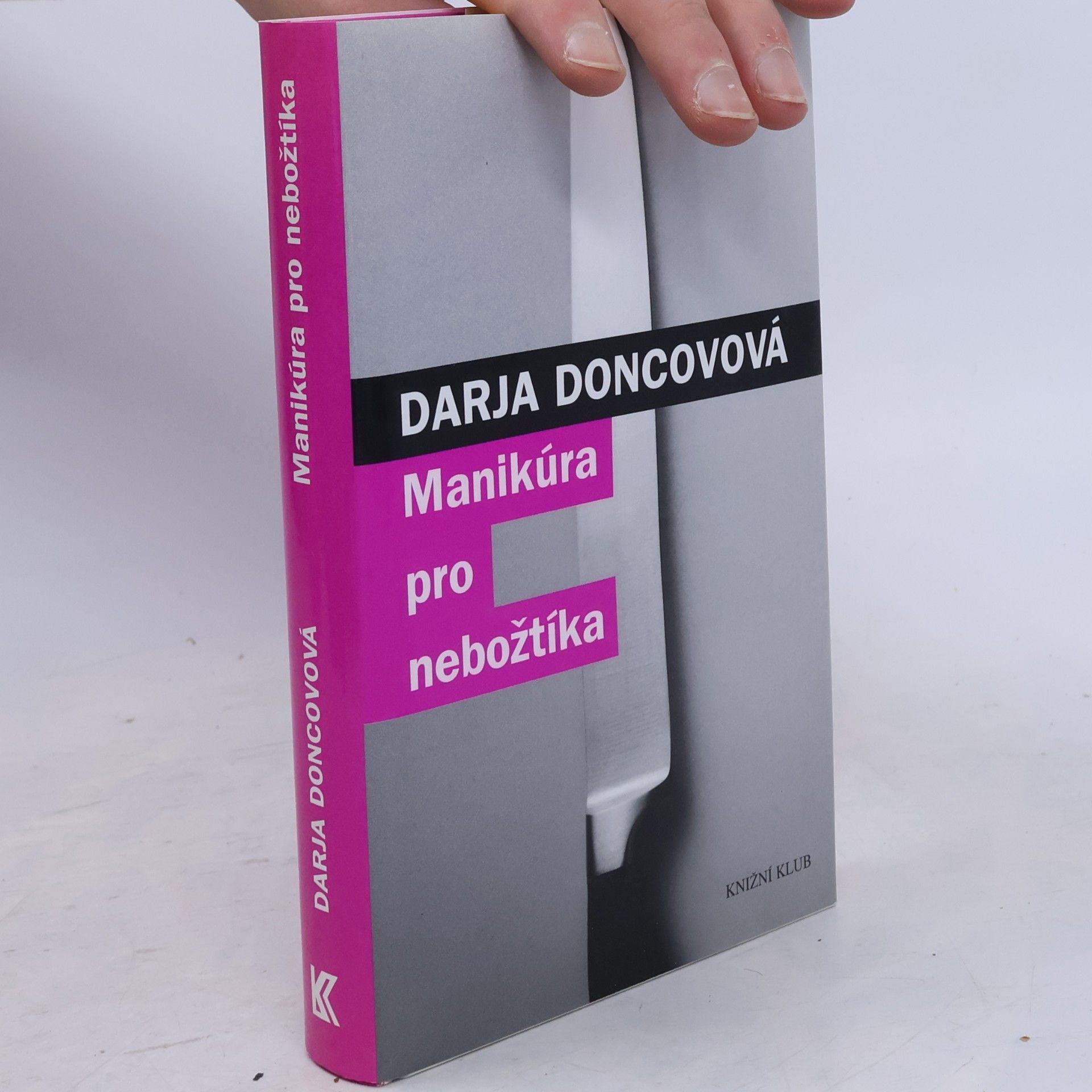 Darya Dontsova Manikúra pro nebožtíka