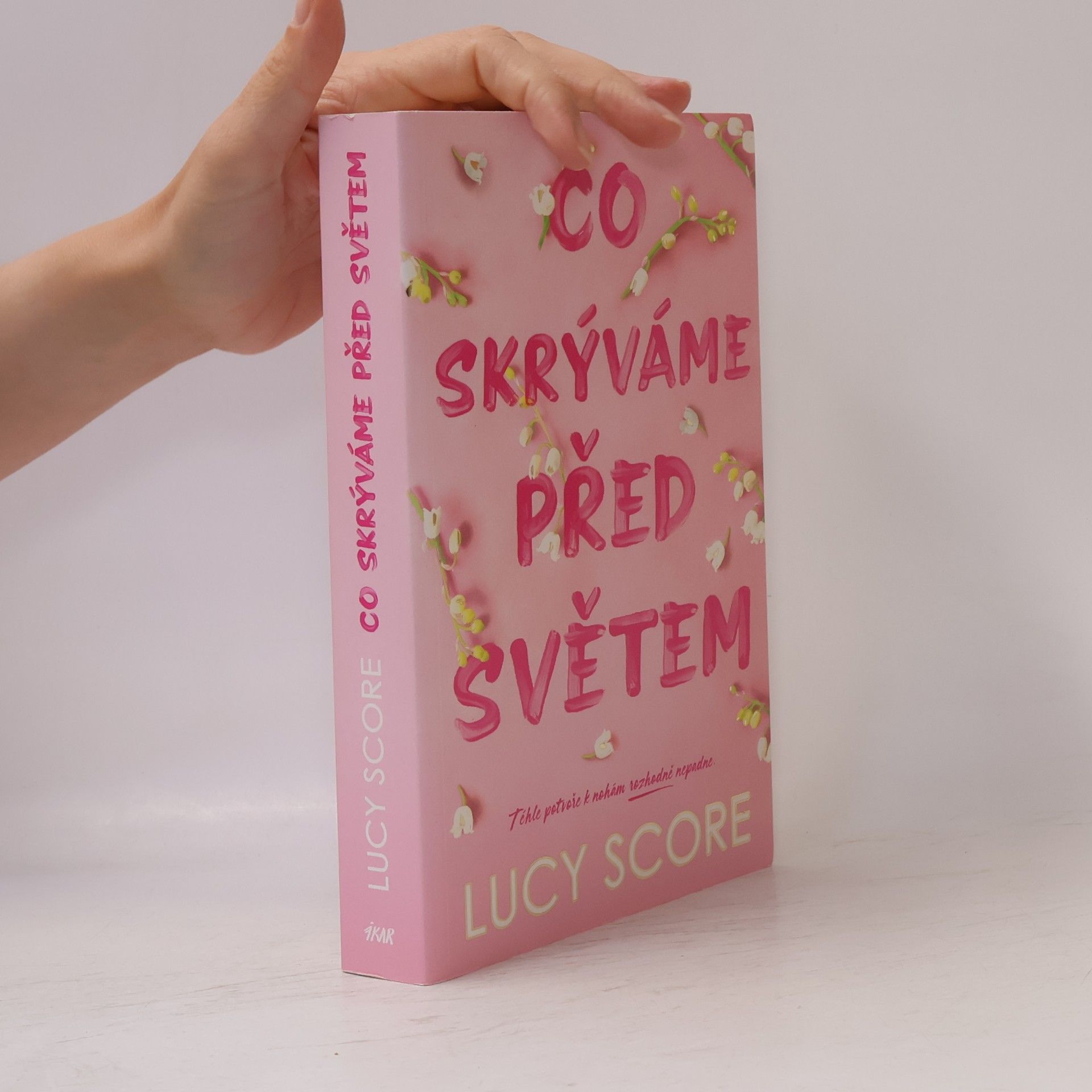 Lucy Score Co skrýváme před světem