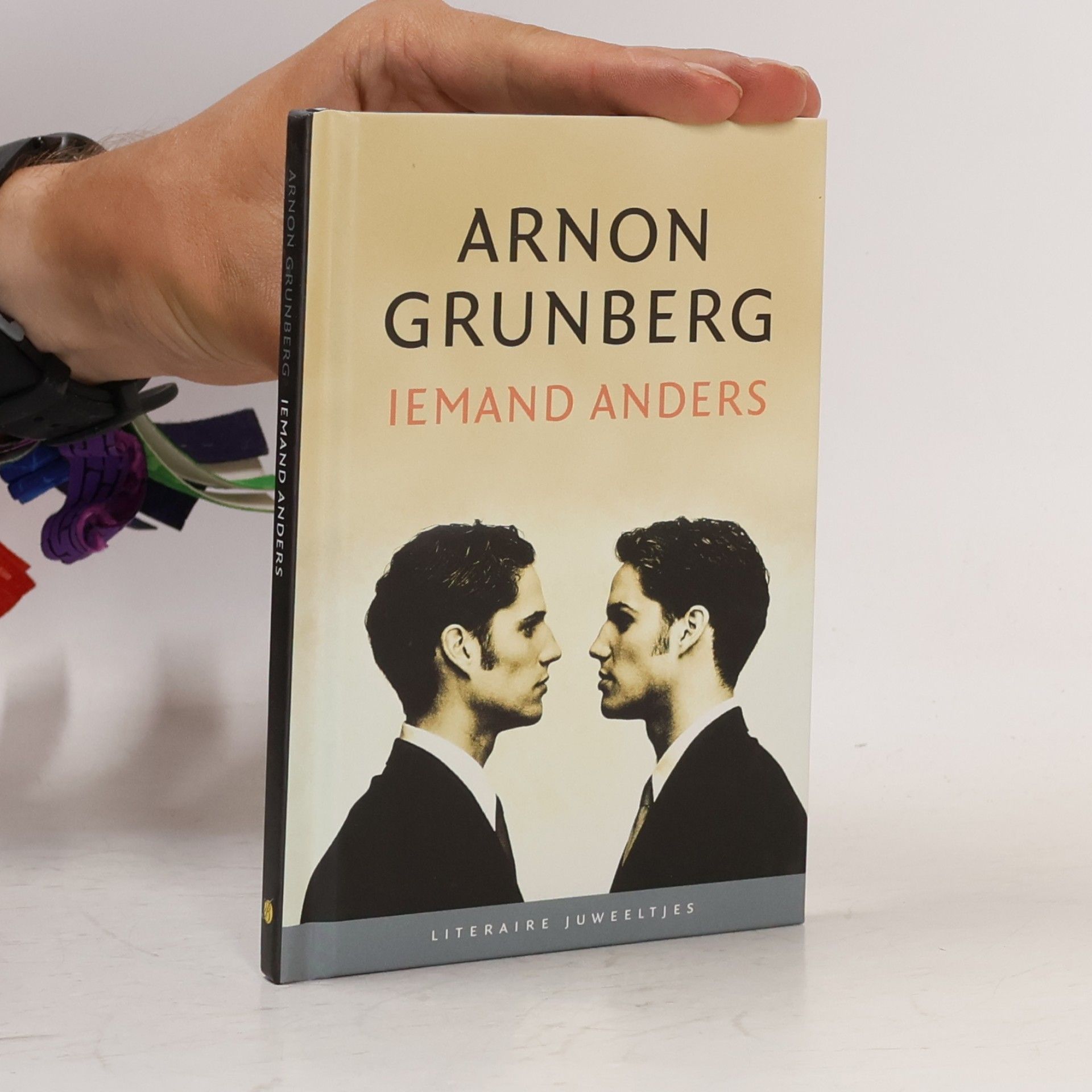 Literaire Juweeltjes: Iemand anders