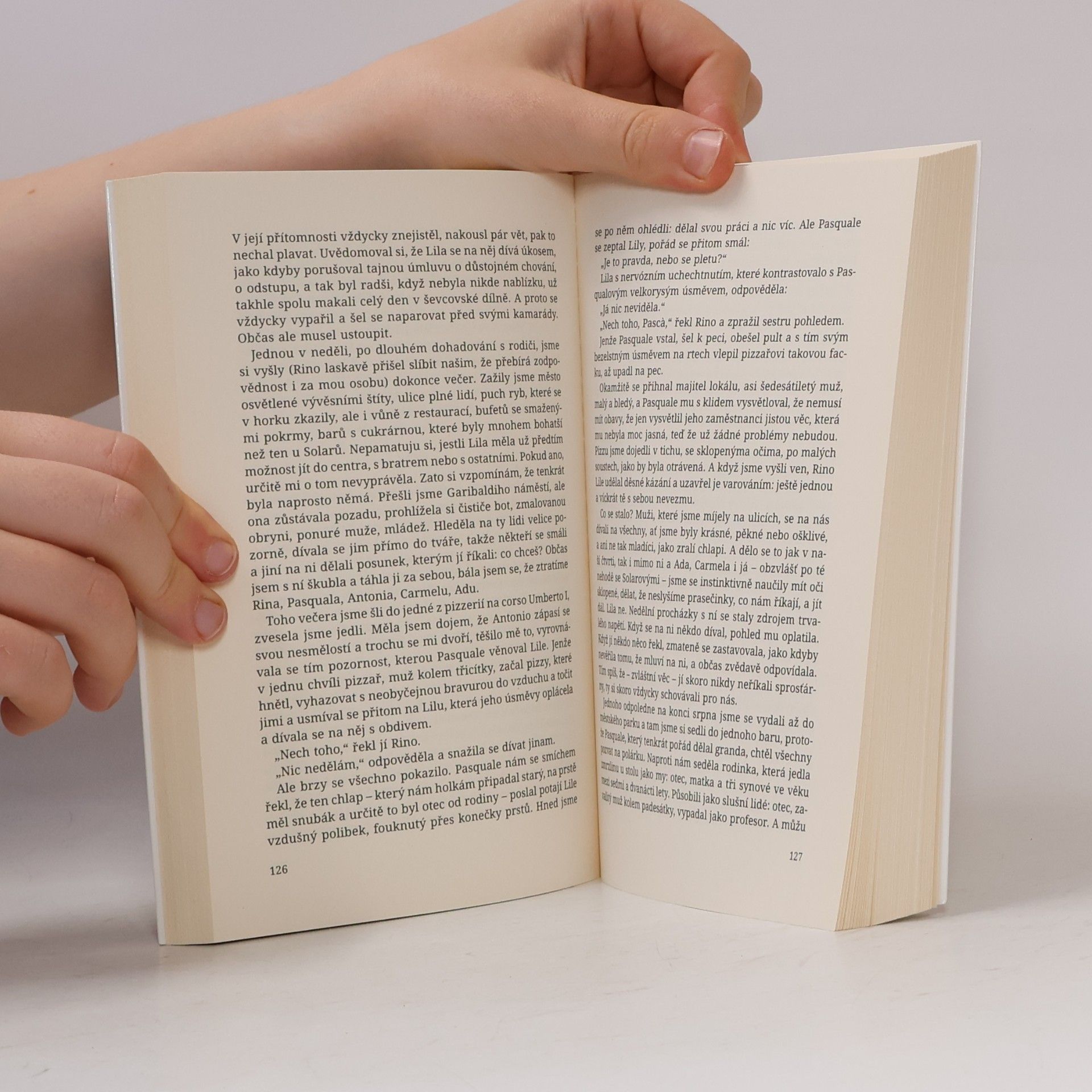 Elena Ferrante Geniální přítelkyně 1. Dětství a dospívání