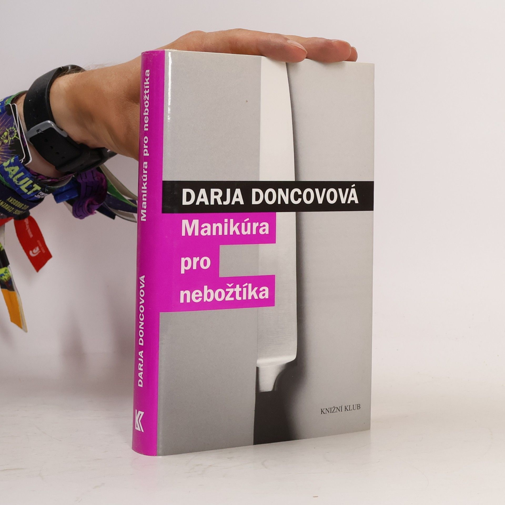 Darya Dontsova Manikúra pro nebožtíka