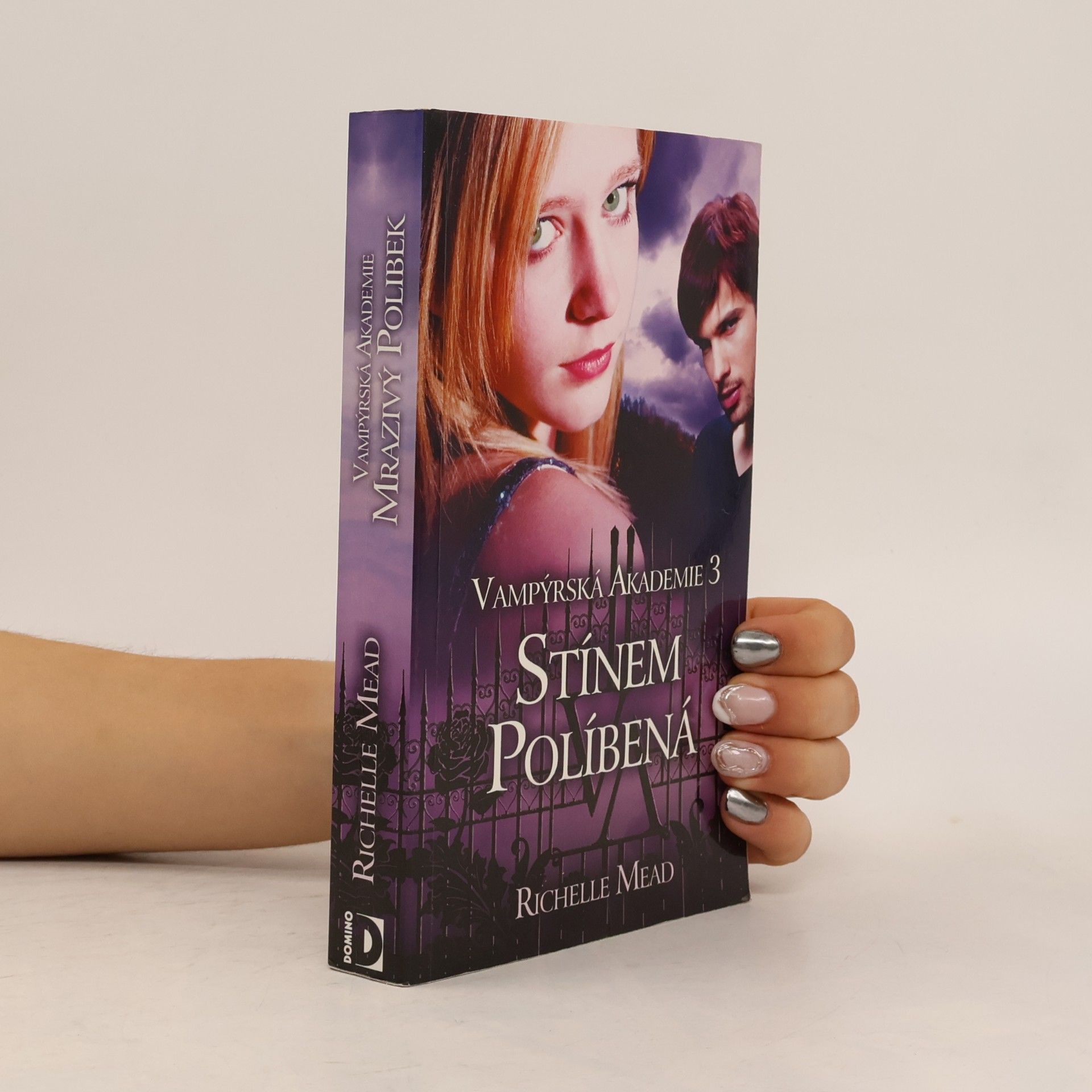 Richelle Mead Vampýrská akademie 3: Stínem políbená.