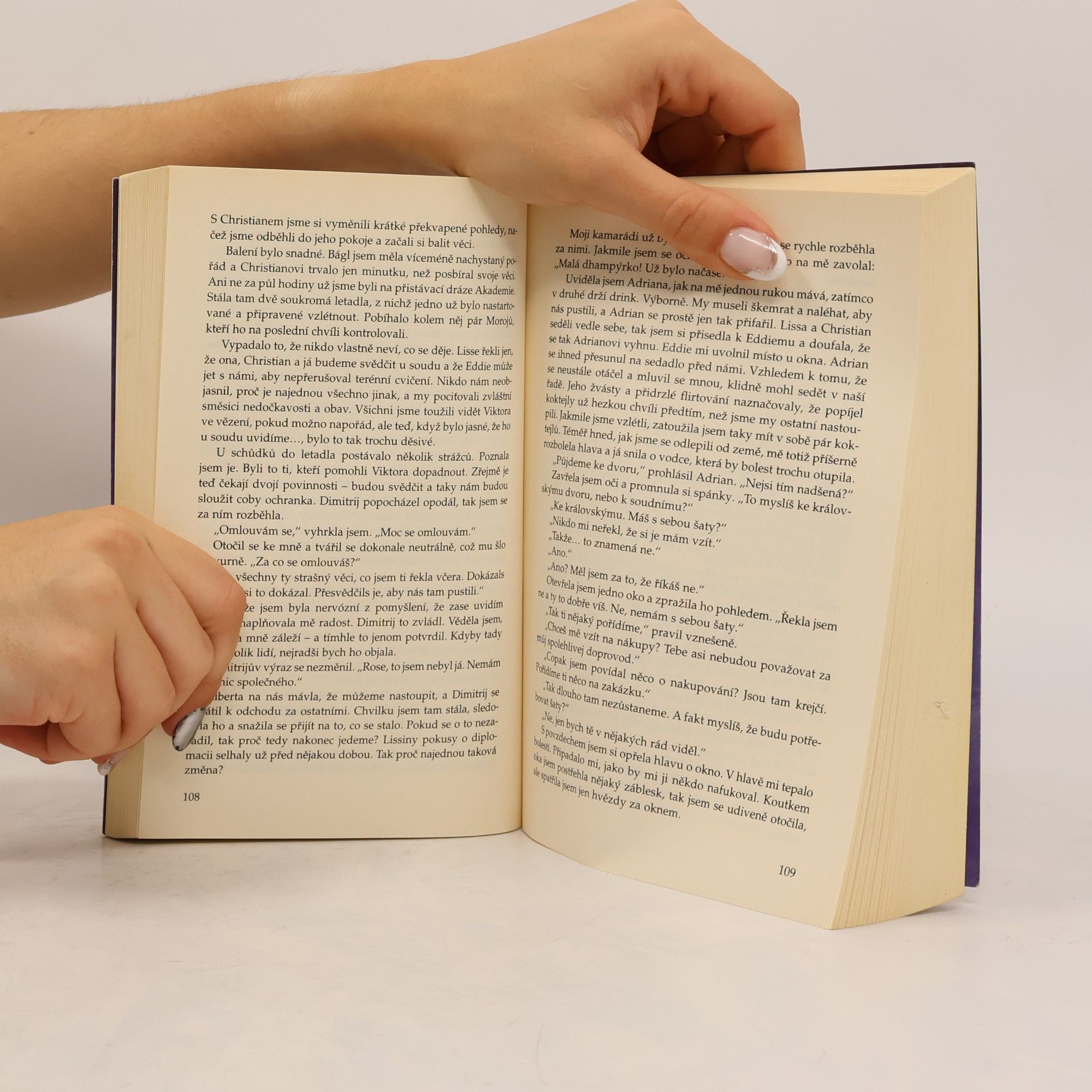 Richelle Mead Vampýrská akademie 3: Stínem políbená.