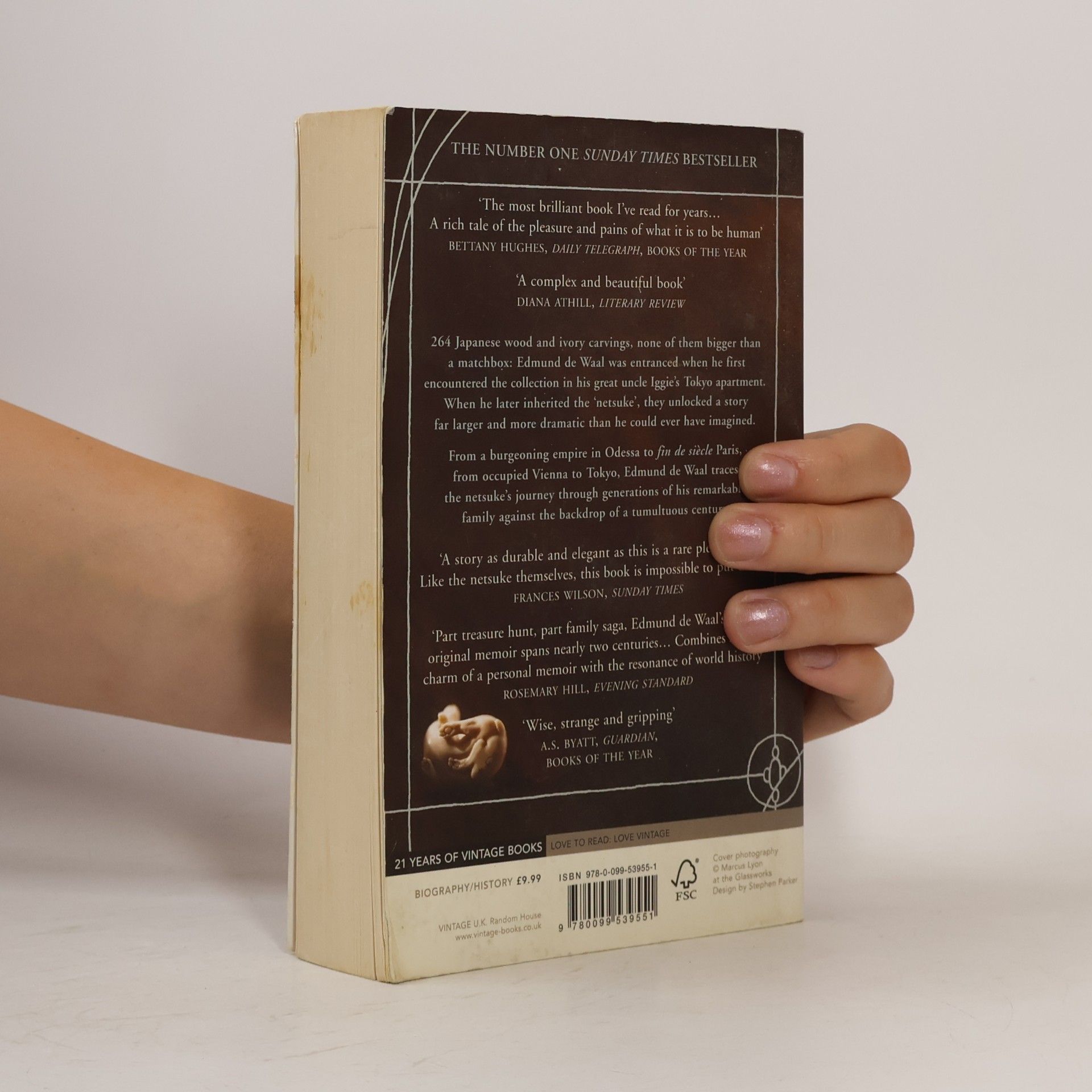 Edmund De Waal The hare with amber eyes. A hidden inheritance