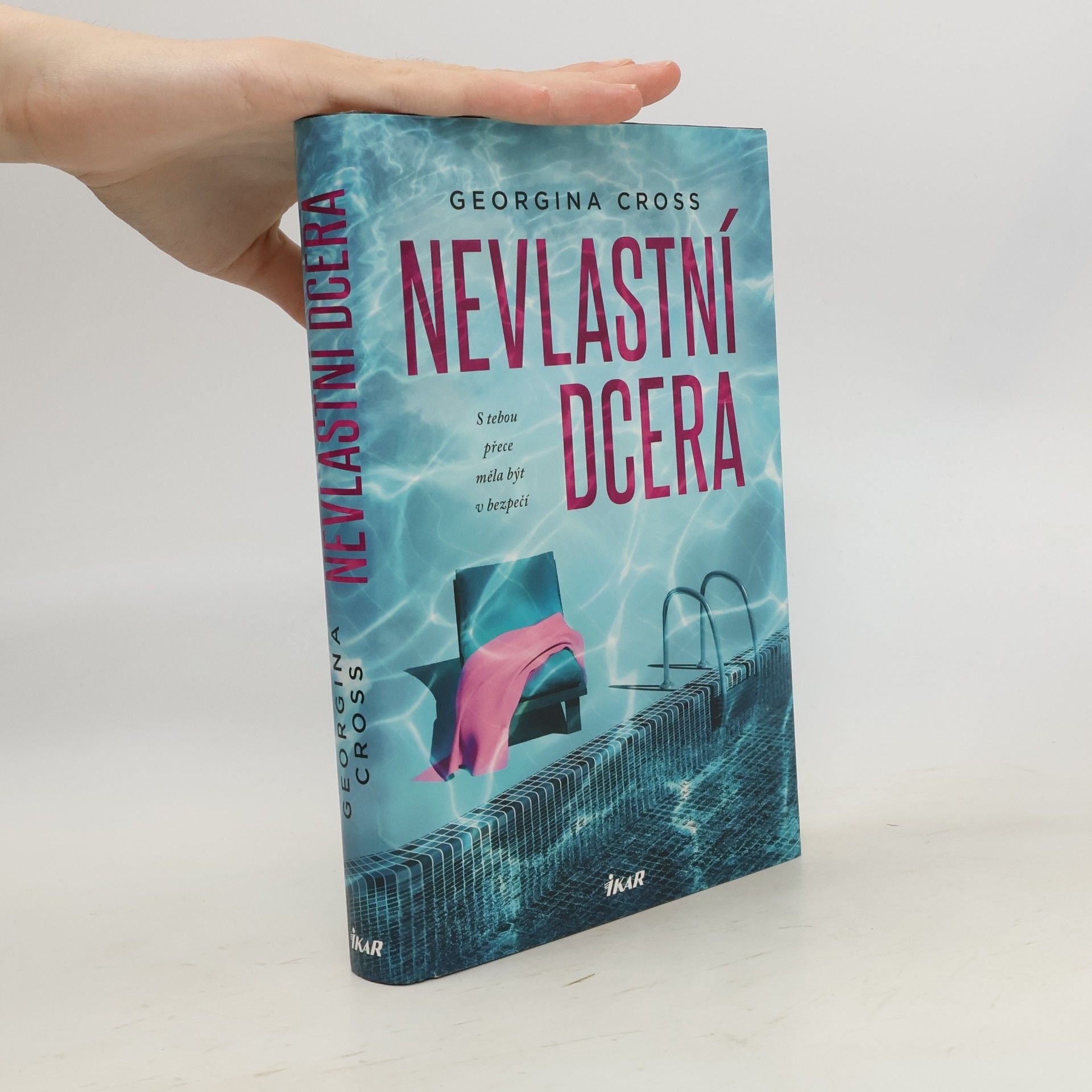 Georgina Cross Nevlastní dcera