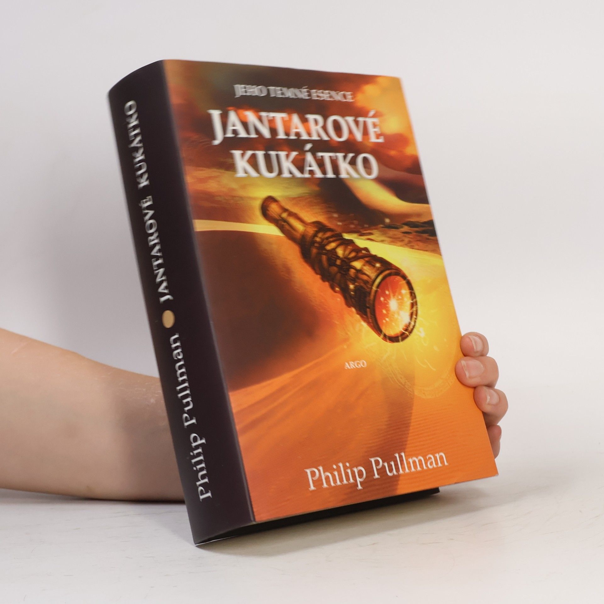 Philip Pullman Jeho temné esence. Jantarové kukátko