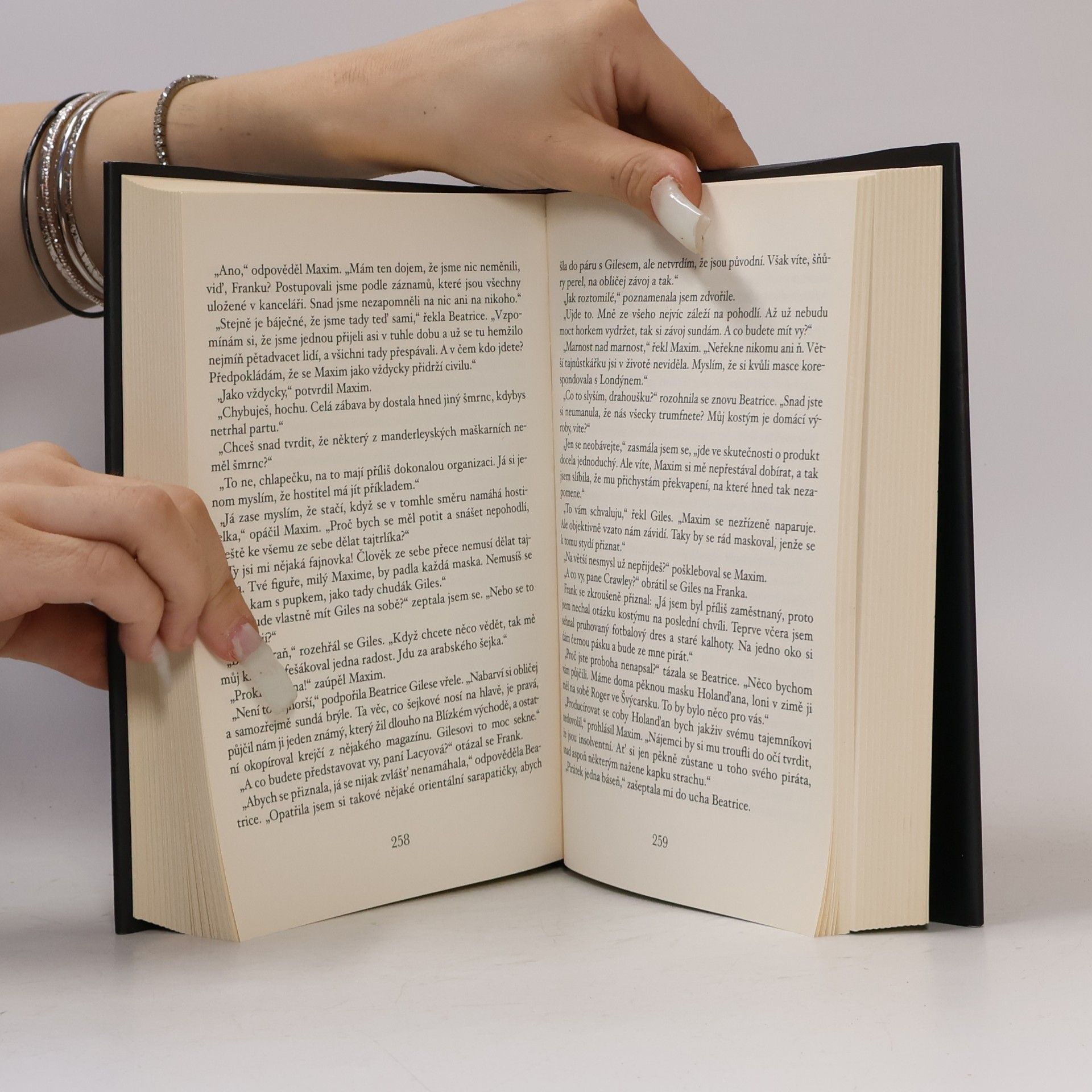 Daphne du Maurier Mrtvá a živá