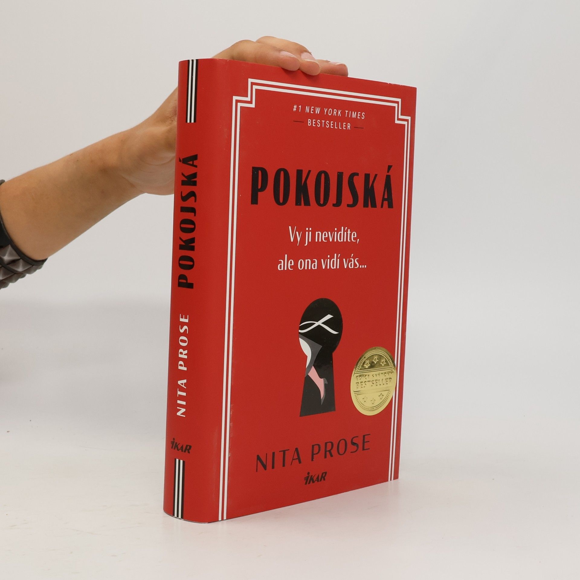 Nita Prose Pokojská: vy ji nevidíte, ale ona vidí vás...