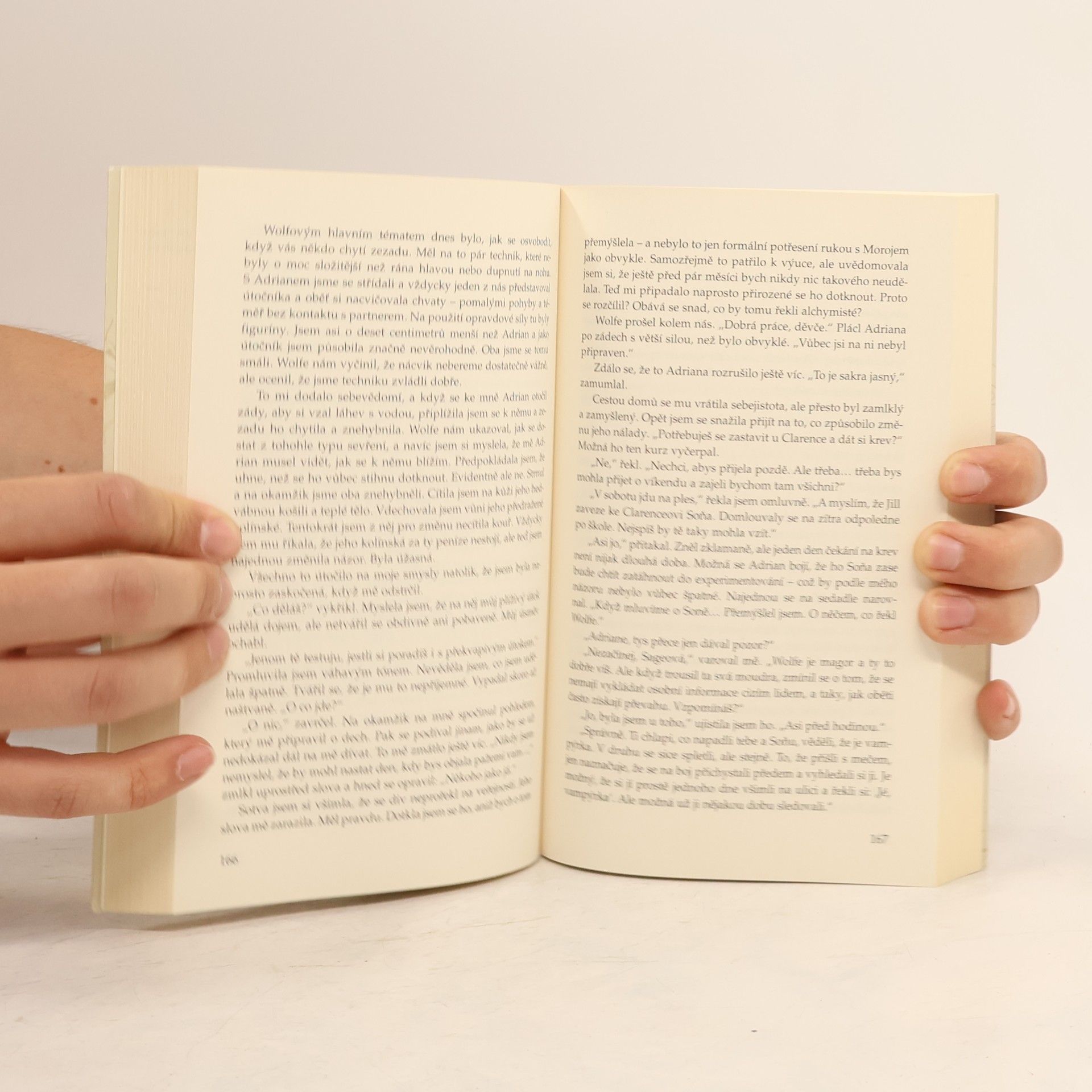 Richelle Mead Pokrevní pouta. 2, Zlatá lilie