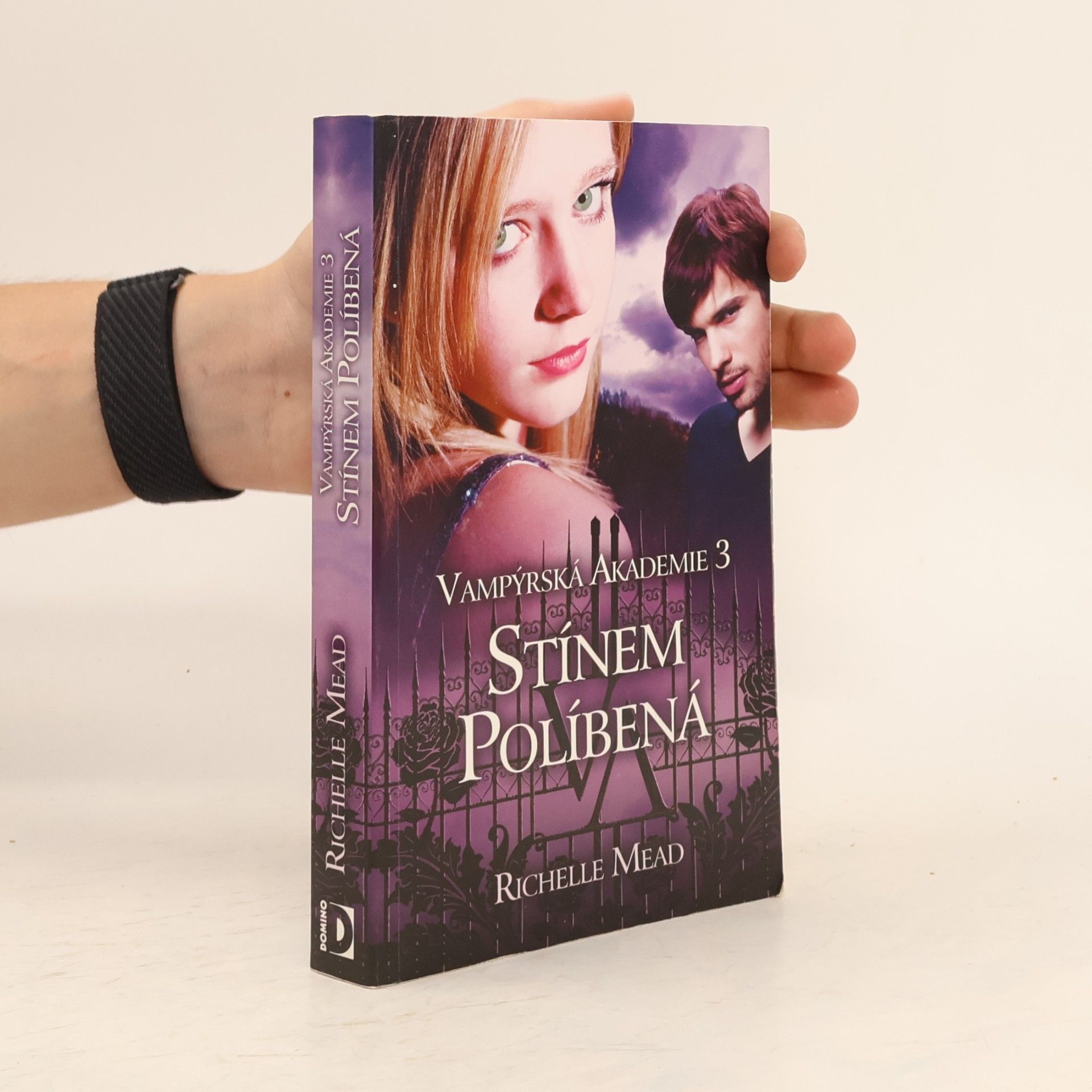 Richelle Mead Vampýrská akademie 3: Stínem políbená.