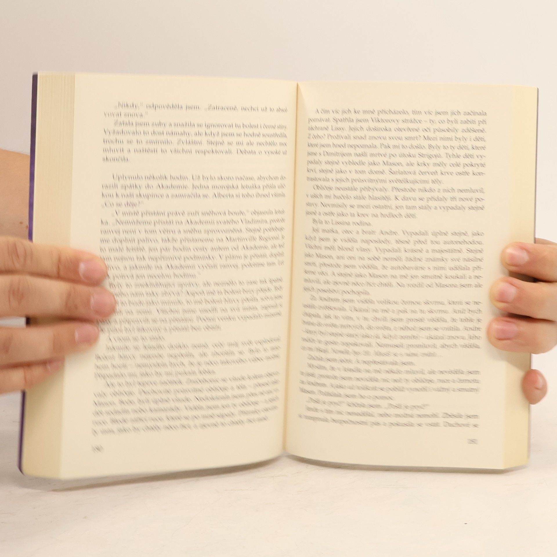 Richelle Mead Vampýrská akademie 3: Stínem políbená.