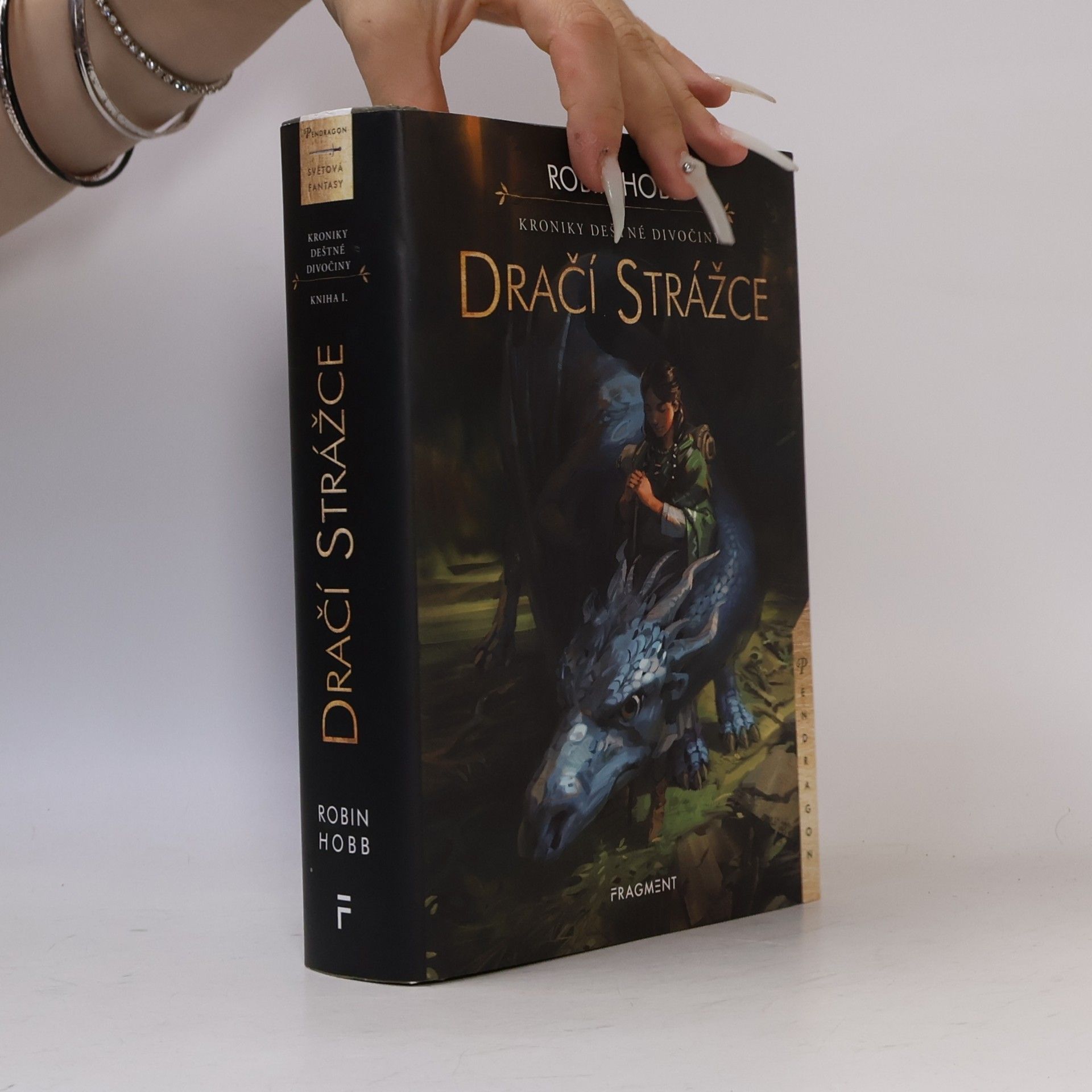 Robin Hobb Kroniky Deštné divočiny. Dračí strážce