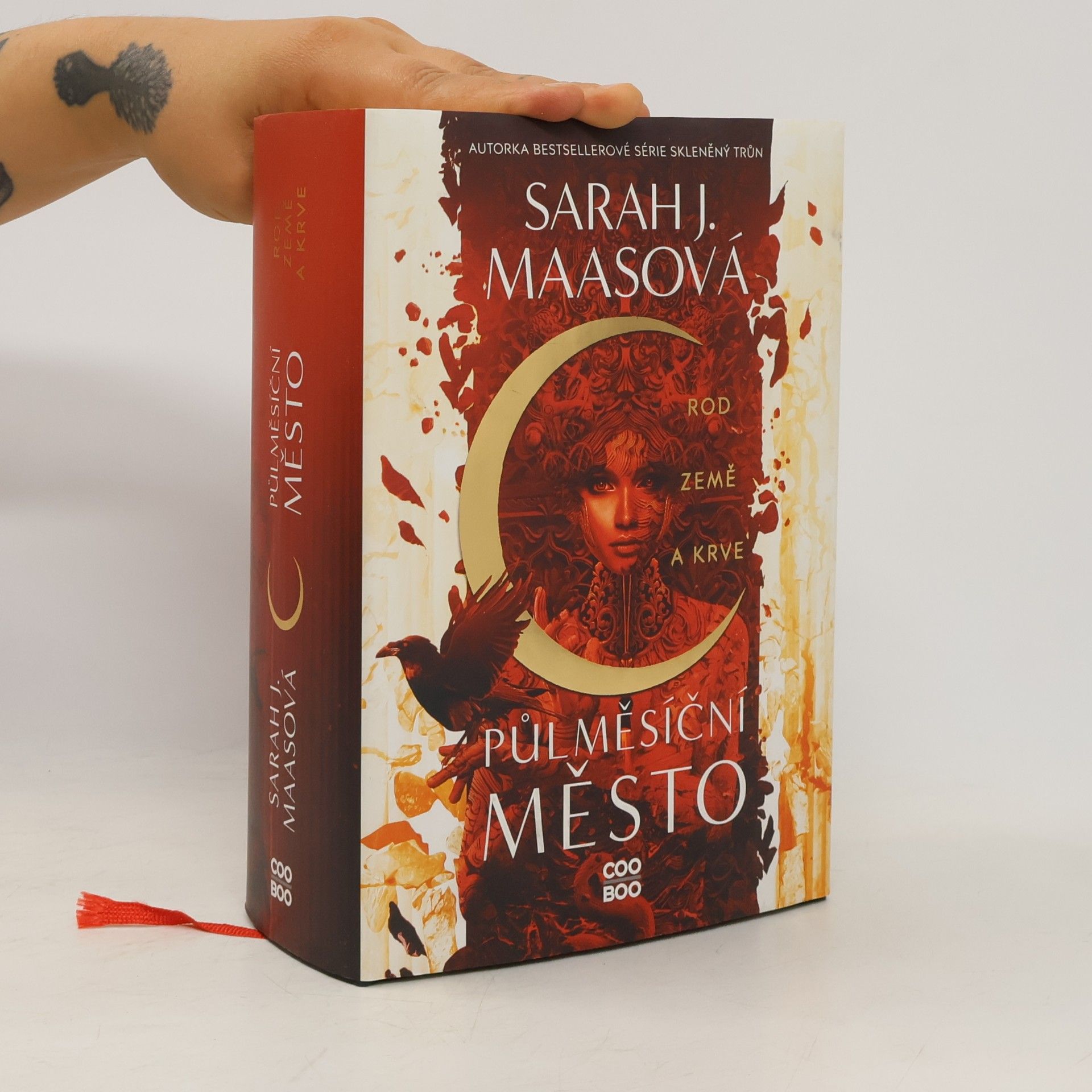 Sarah J. Maas Půlměsíční město. Rod země a krve