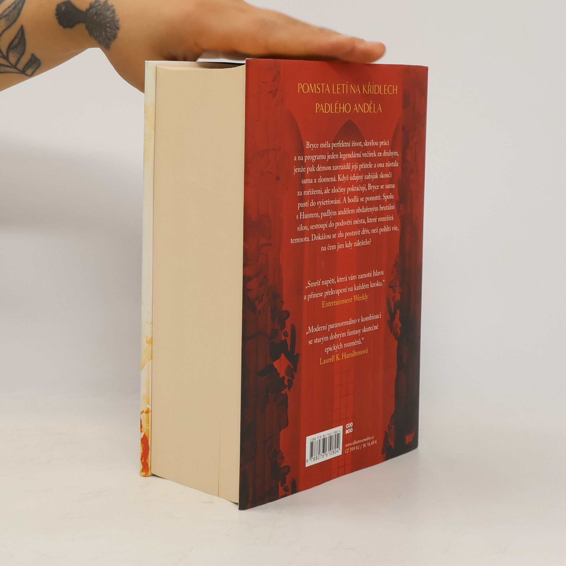 Sarah J. Maas Půlměsíční město. Rod země a krve