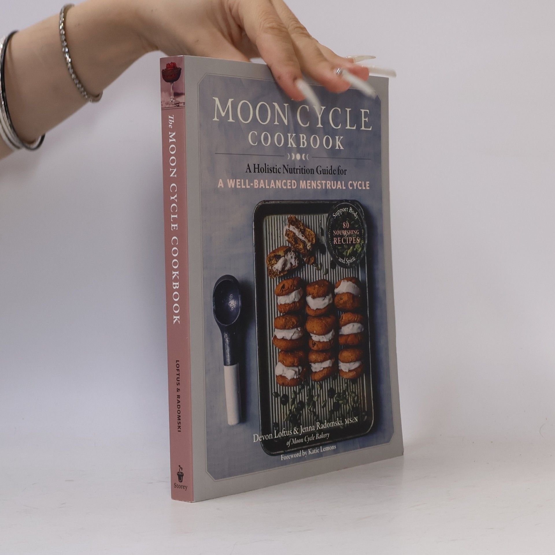 Jenna Radomski Moon Cycle Cookbook: A Holistic Nutrition Guide for a Well-Balanced Menstrual Cycle