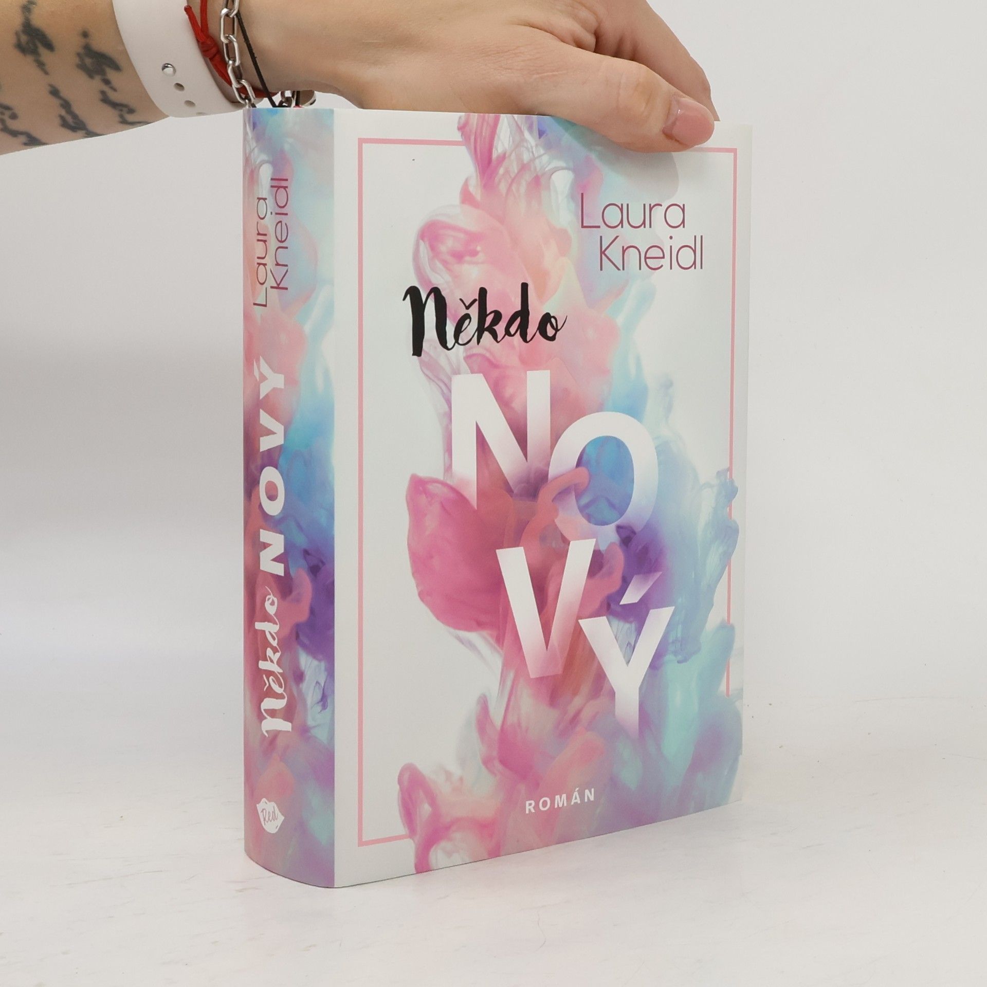Laura Kneidl Někdo nový