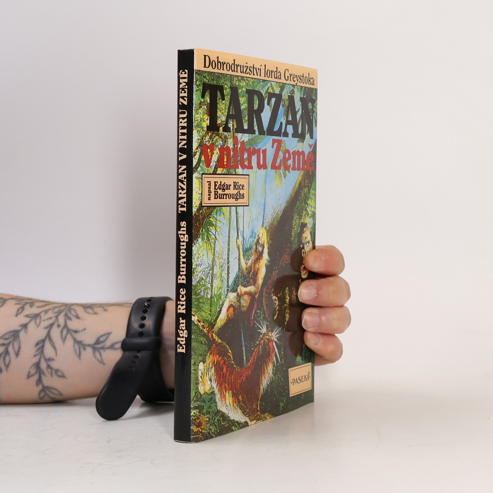 Edgar Rice Burrroughs Tarzan v nitru země