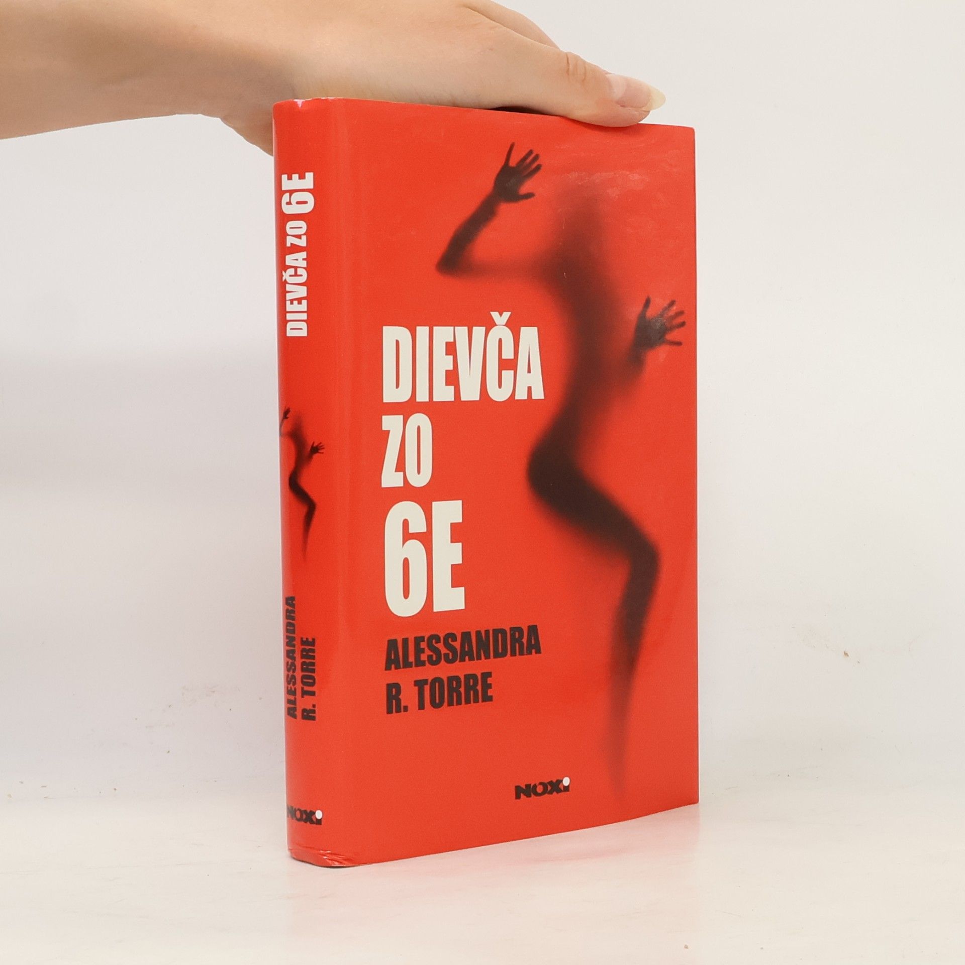 Alessandra Torre Dievča zo 6E