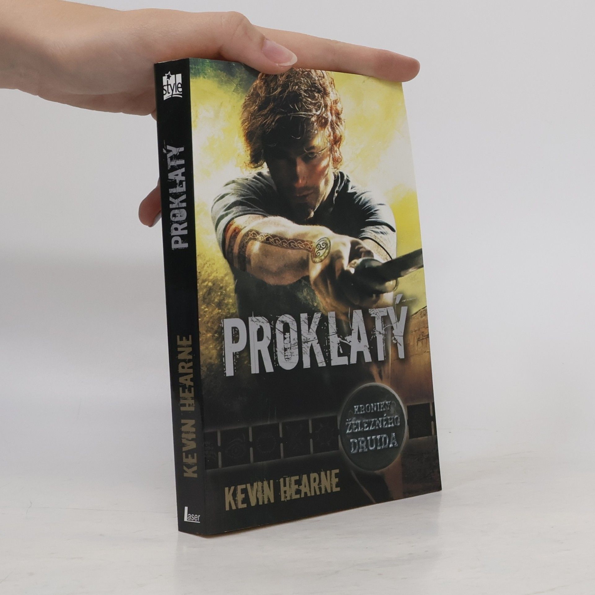 Kevin Hearne Proklatý. Kroniky železného druida