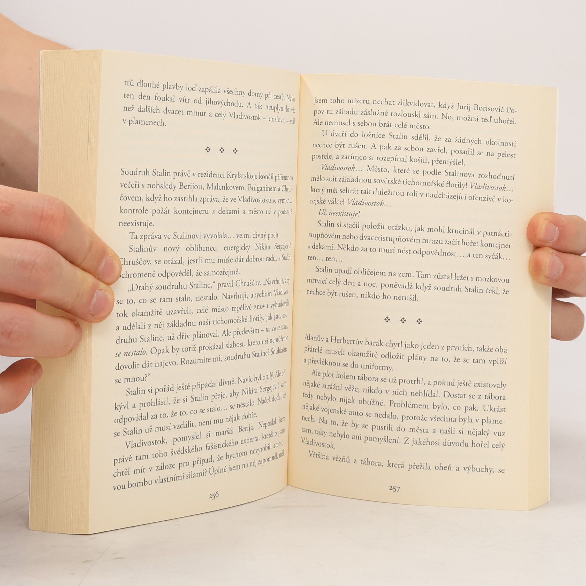 Jonas Jonasson Stoletý stařík, který vylezl z okna a zmizel
