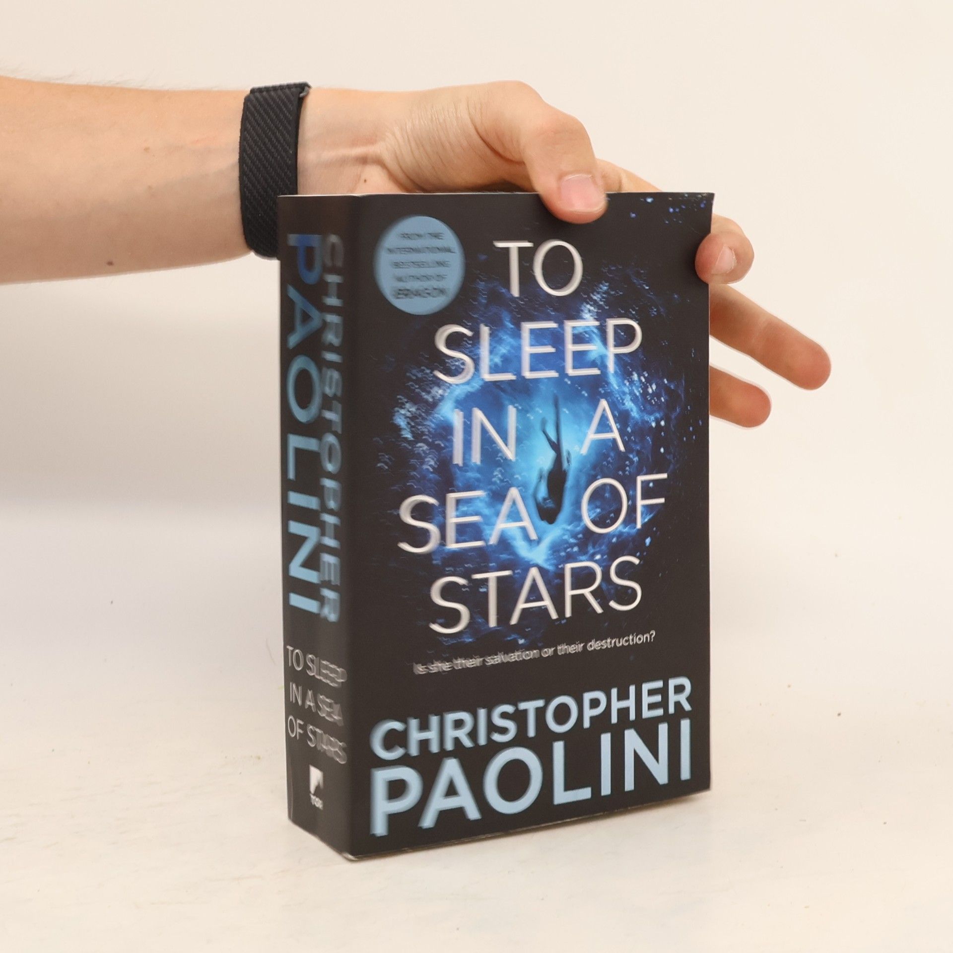 Christopher Paolini To sleep in a sea of stars